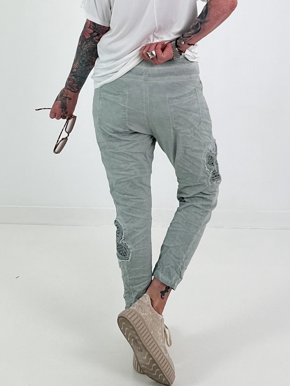 Baggy/Boyfriend broek met gehaakte bloemen aan de zijkant - kaki