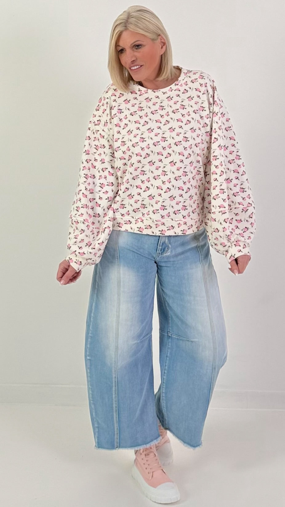 Trui met verspreide bloemen - crèmeroze