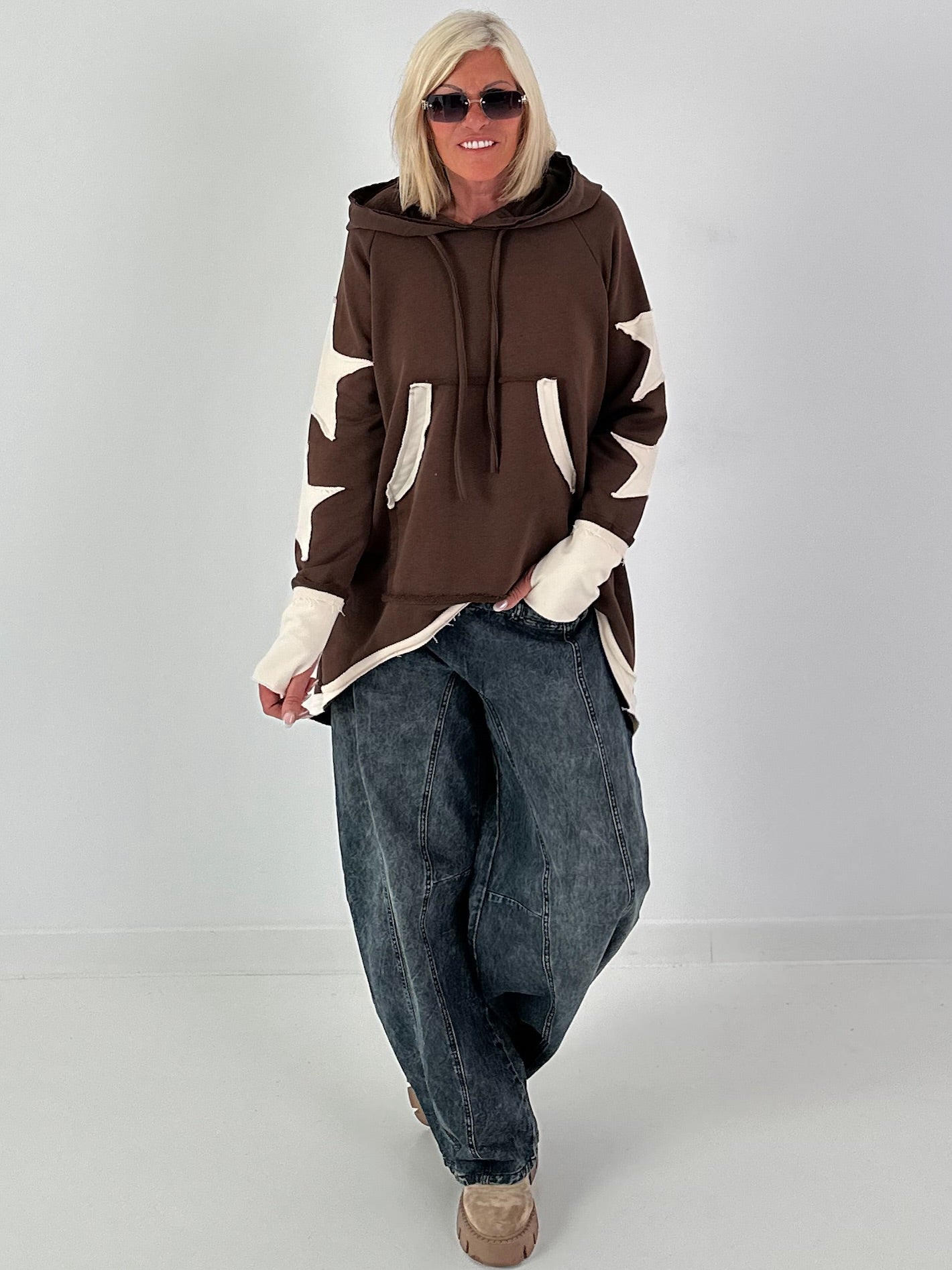 Casual long hoodie with thumb holes and trendy star elements - chocolate