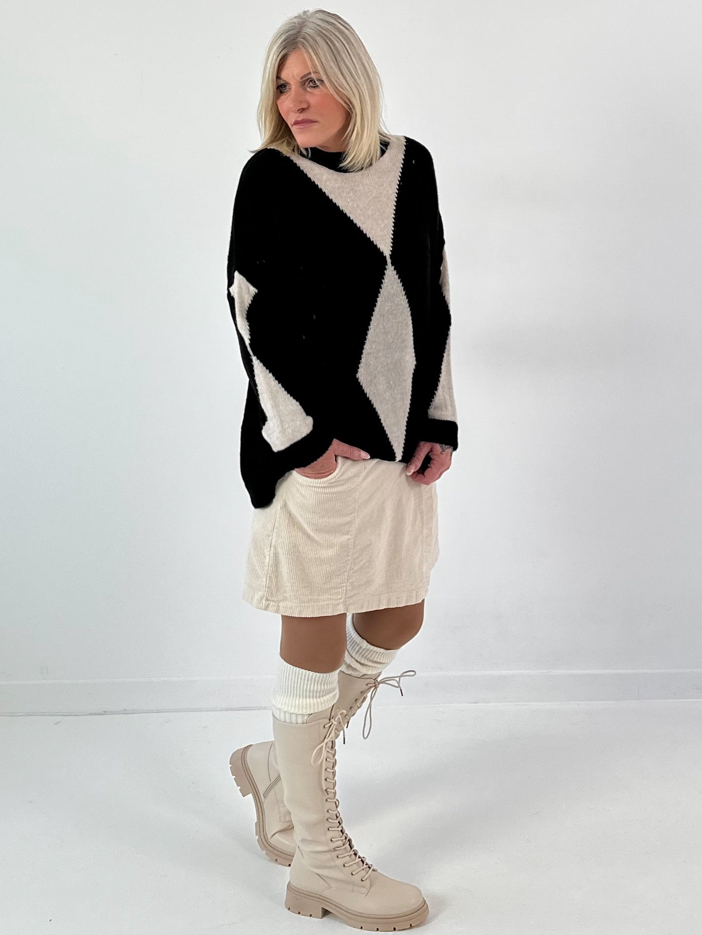 Sweater model "Geometric Glow" - black-beige