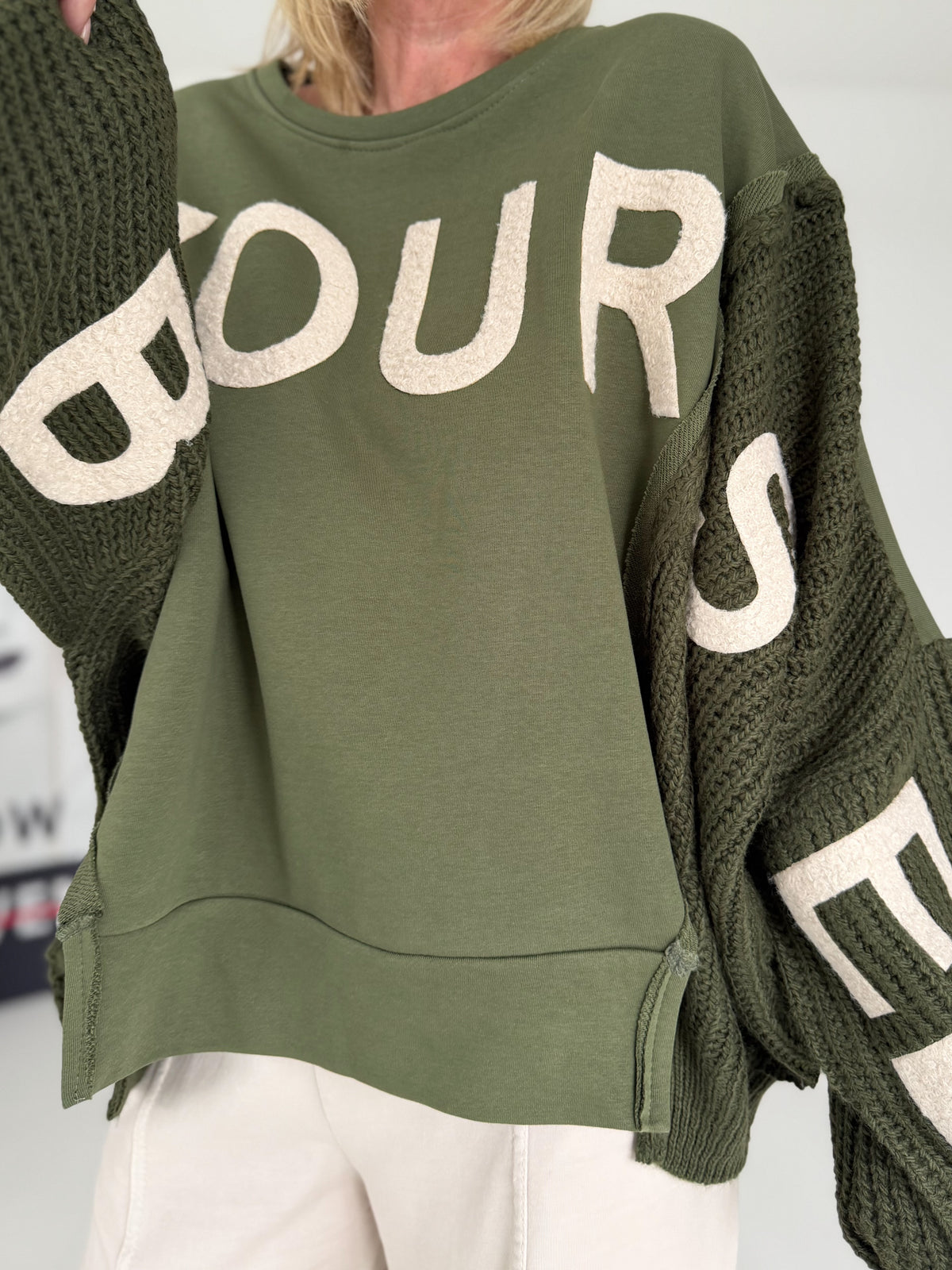 Sweater mit Strickeinsätzen - oliv