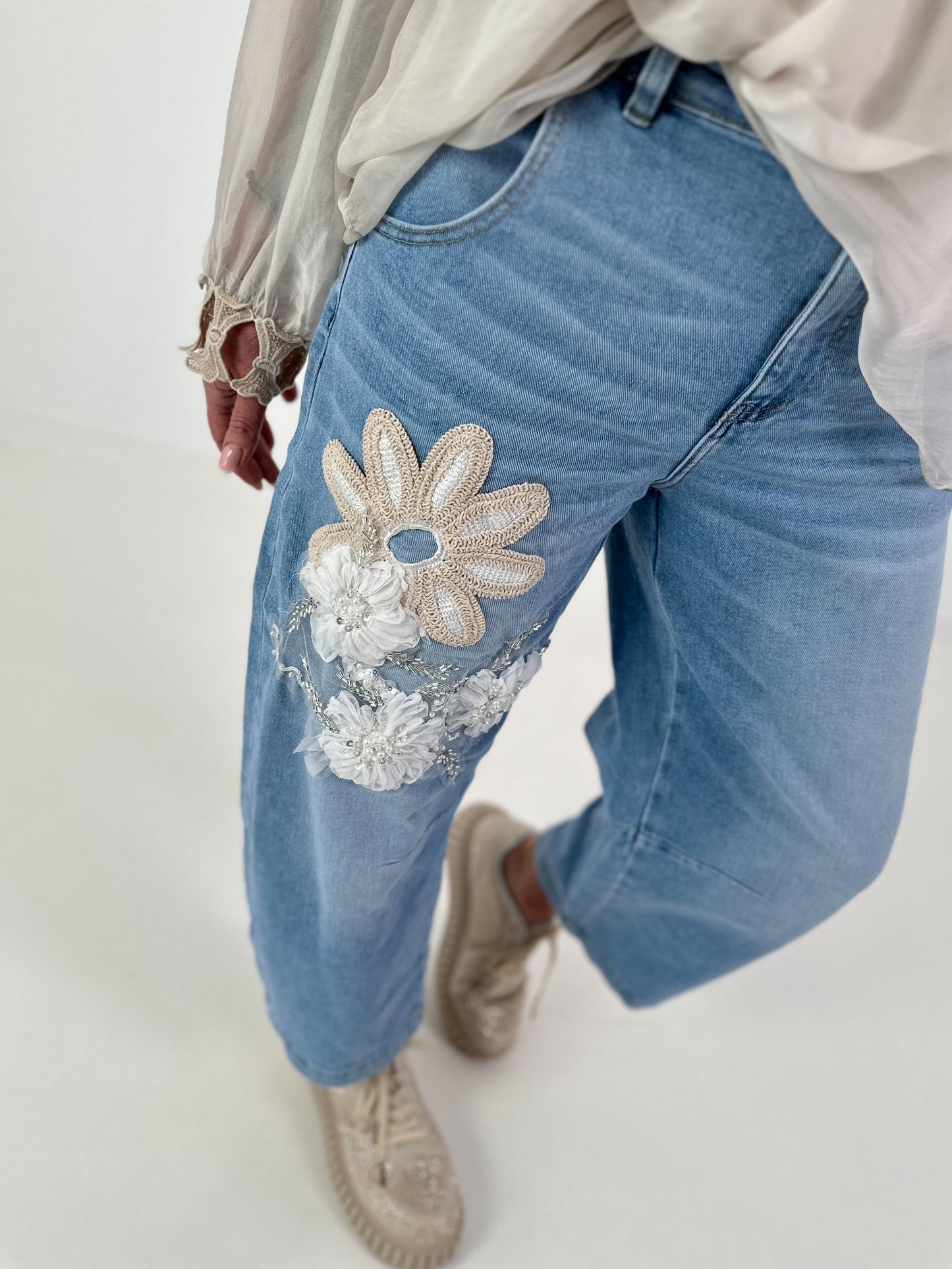 Bottle jeans with floral appliqués - denim