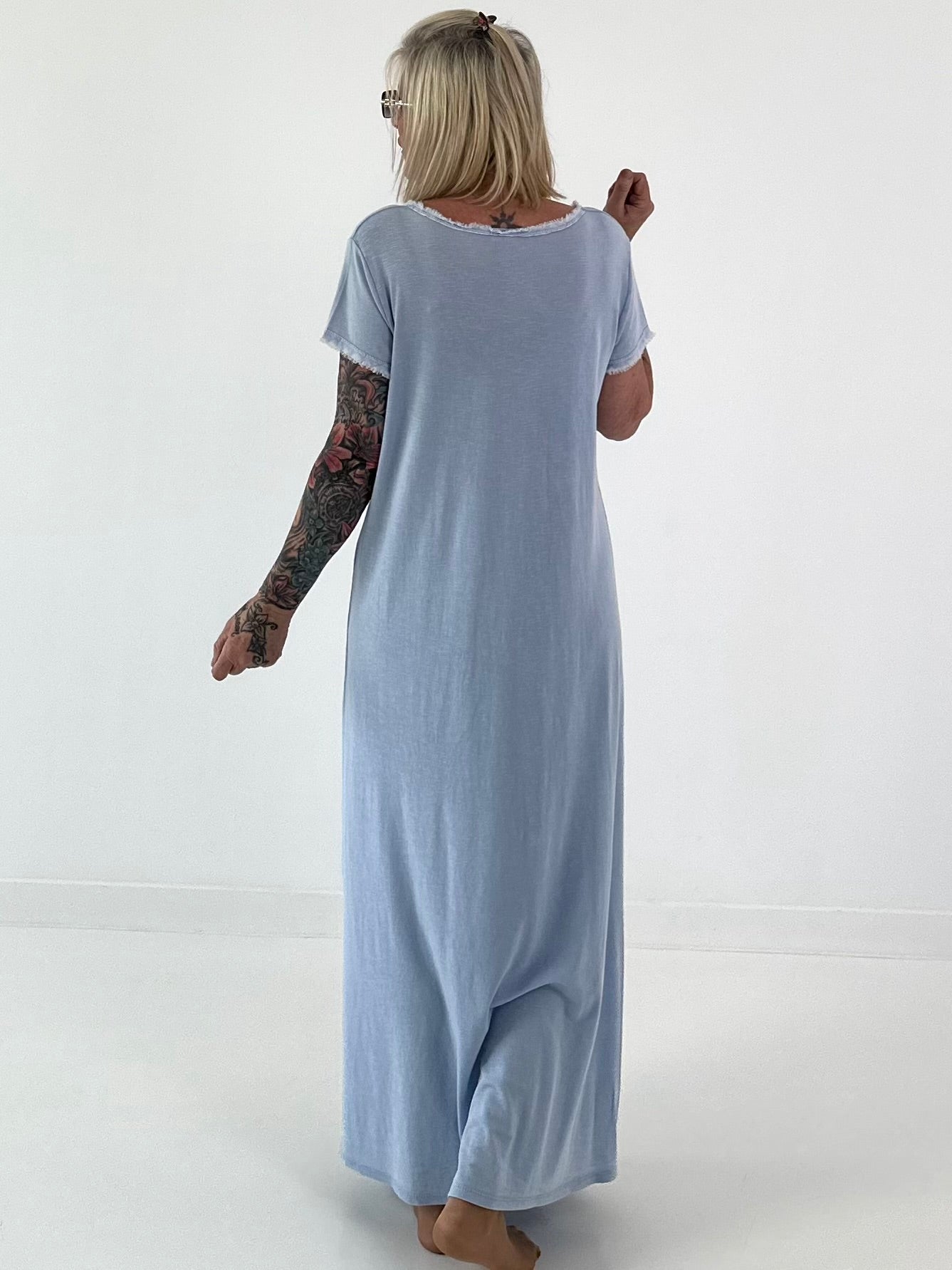 Maxi Kleid mit fransigen Abschlüssen - hellblau