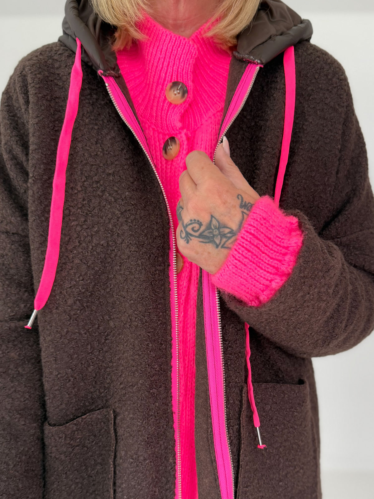 Mantel in Teddy-Curl-Optik und Neon-Akzenten - mokka