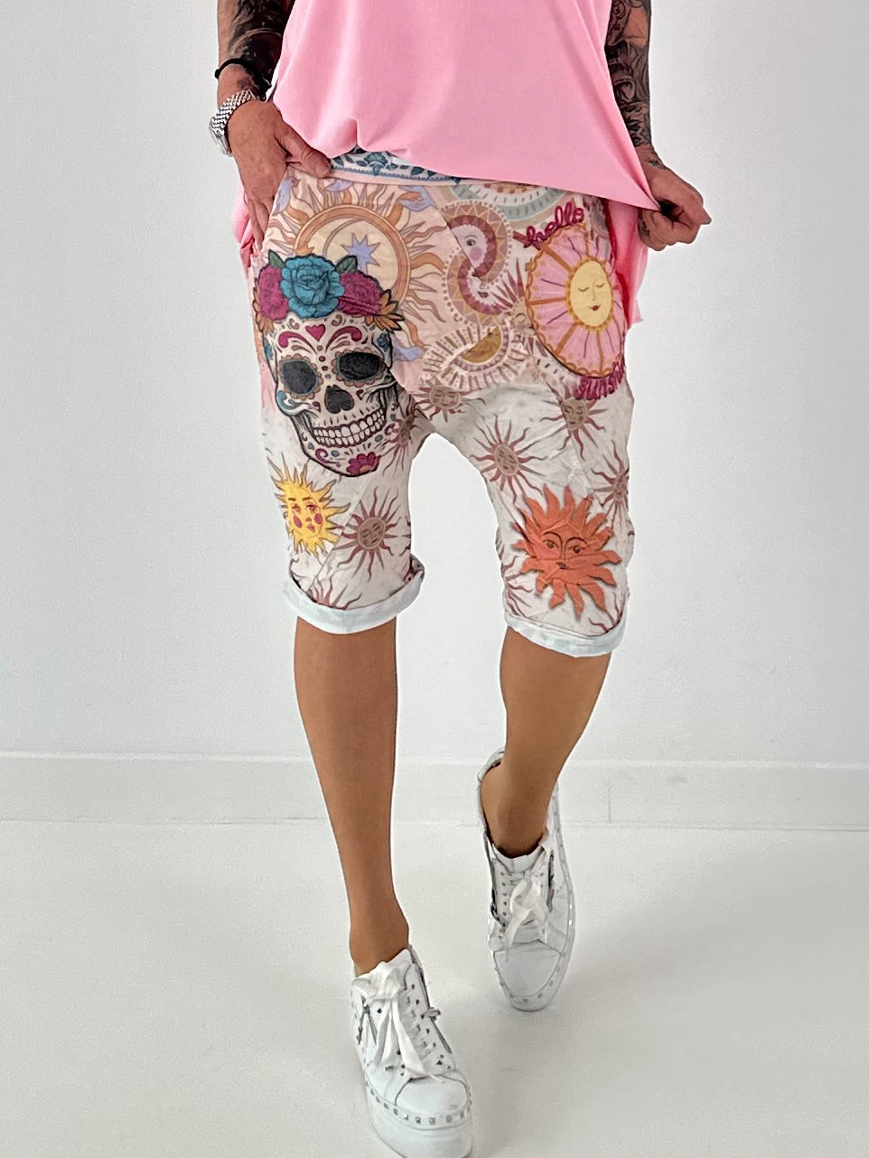 Kurze Baggy mit Skull-Print - mehrfarbig
