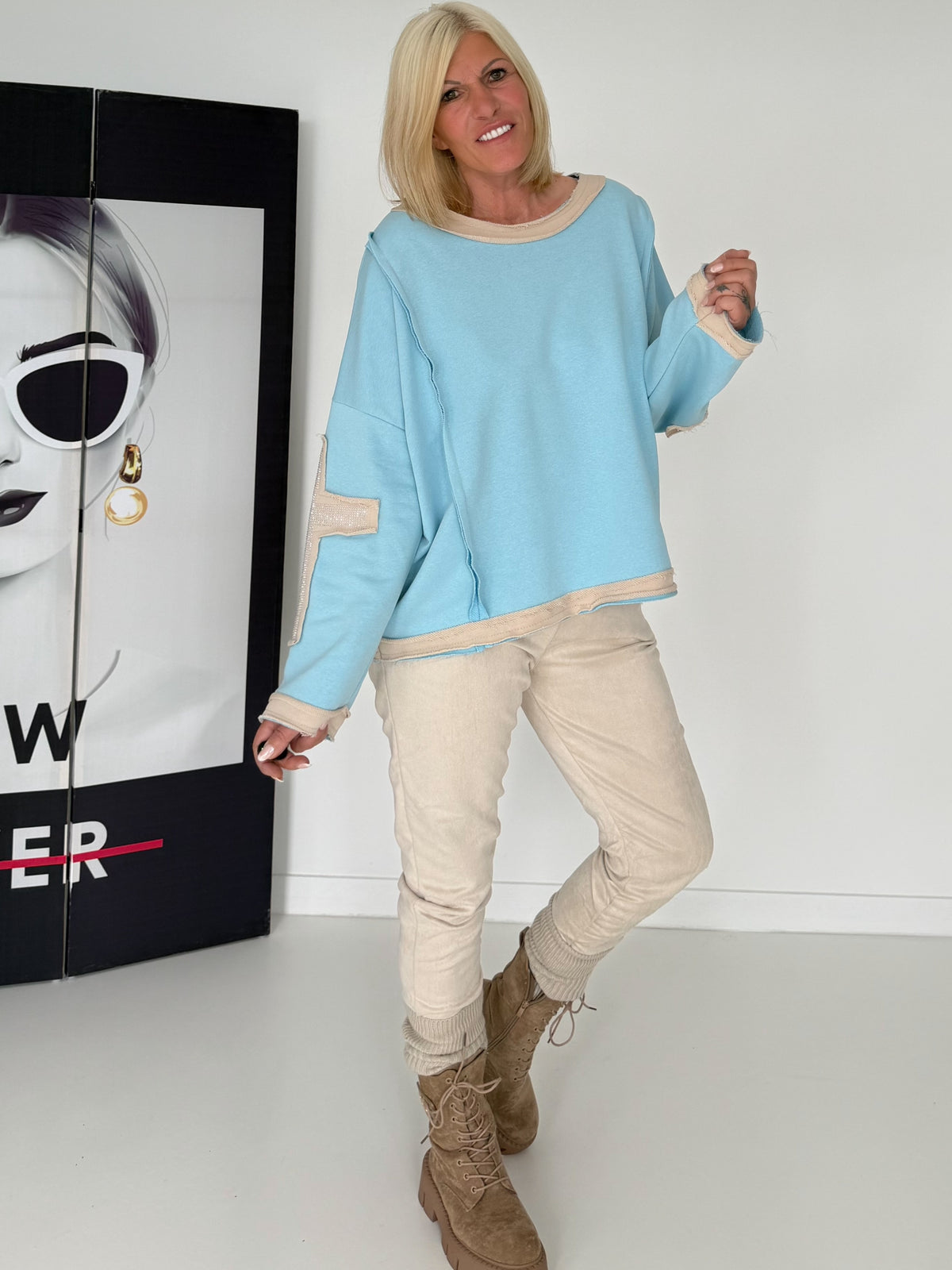 Oversized Sweater mit Strasskreuz - hellblau-beige