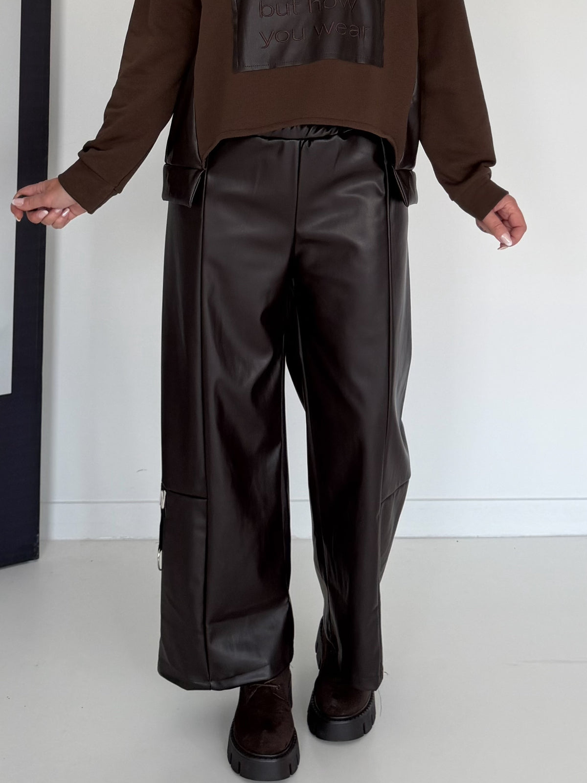 Vegane Lederhose mit weitem Bein - mokka