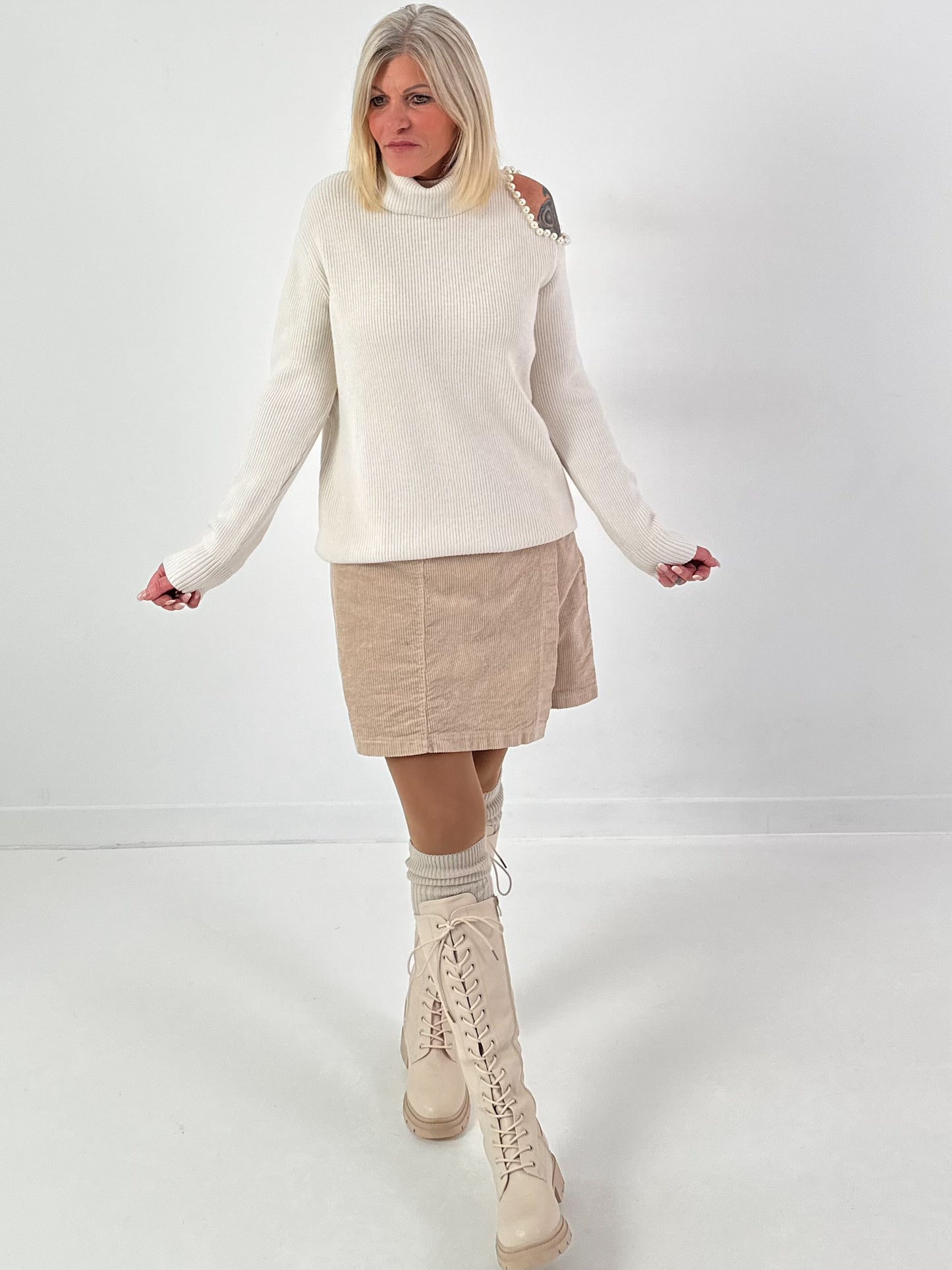 Open schouder trui model "Pearl Edge" - crème