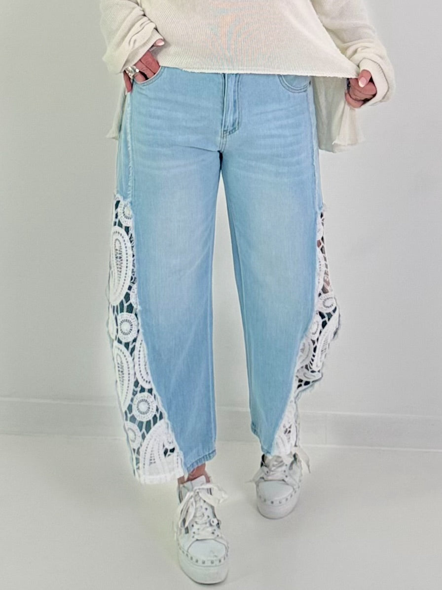 Jeans mit seitlichen Häkeleinsätzen - light-denim