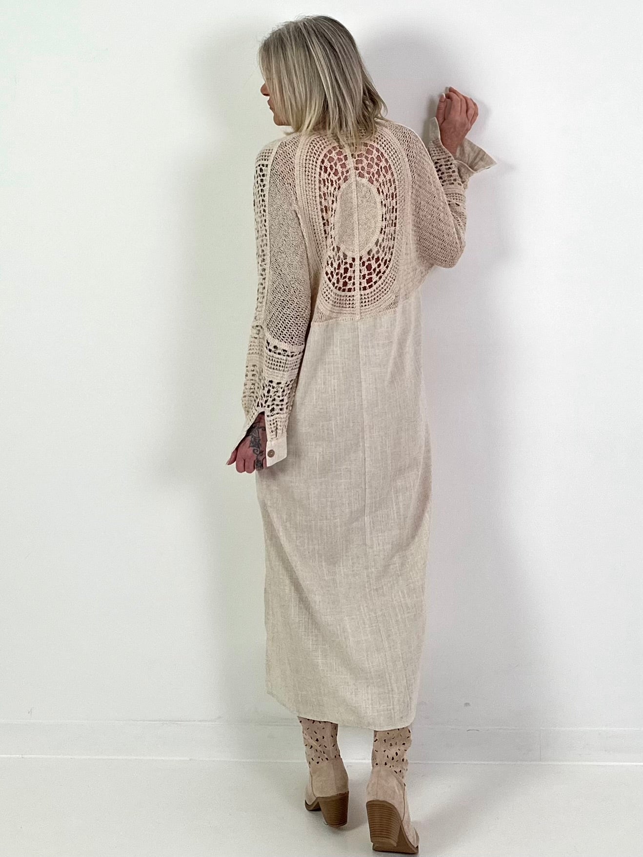 Leinen Kleid mit Häkeleinsätzen - beige