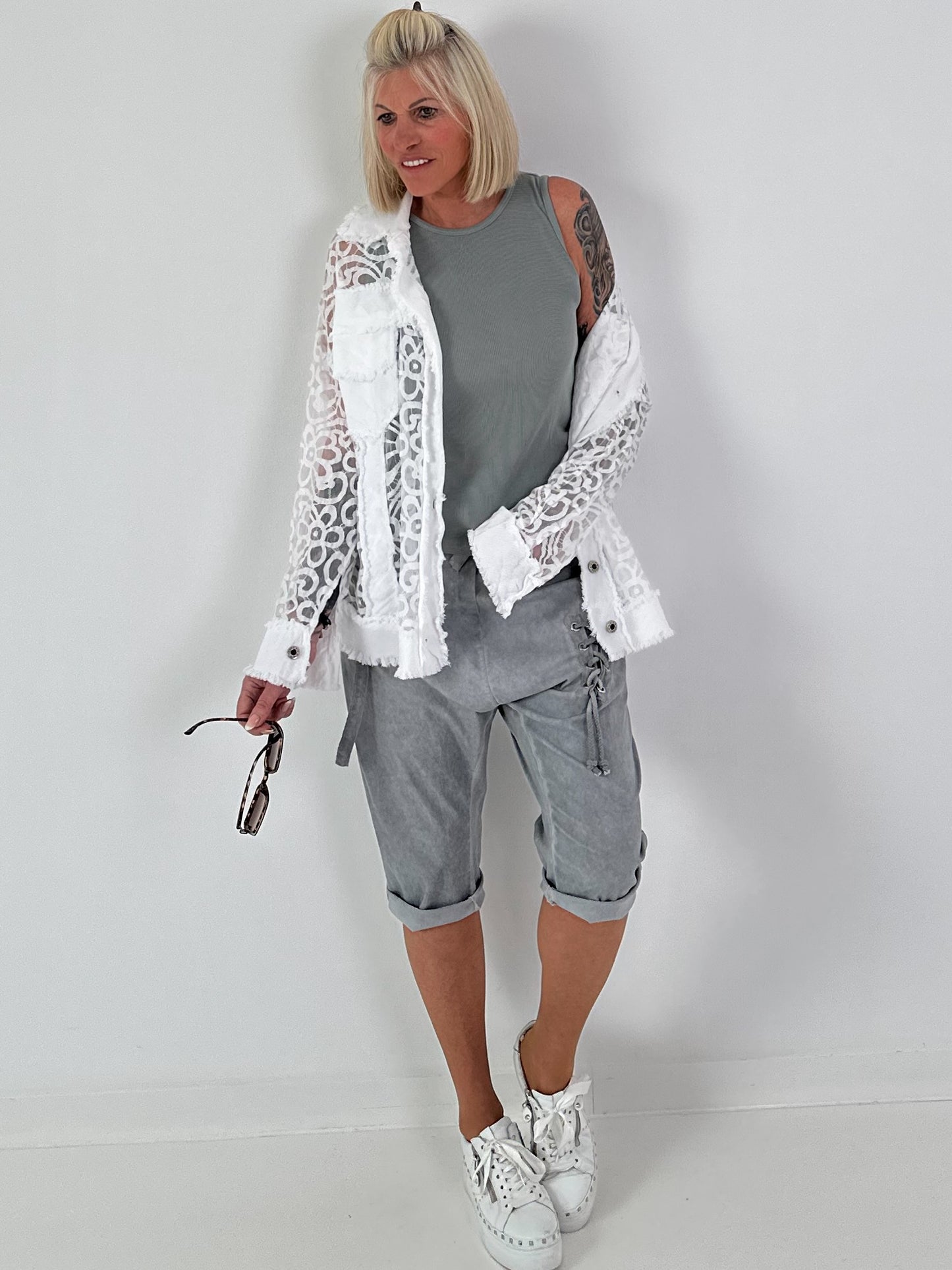 Jeansjacke mit floralem Netzeinsatz - weiss ( lieferbar ab 26.05.26)