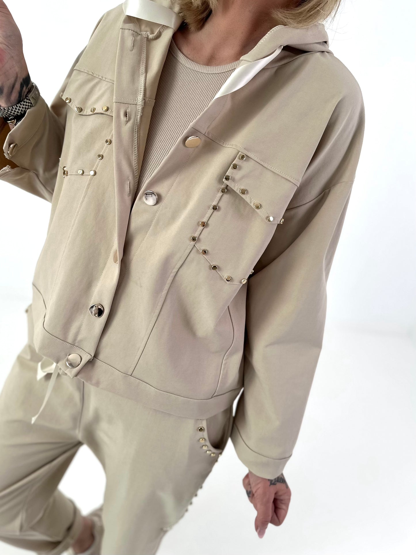 Jacke mit goldenen Nieten-Details - beige