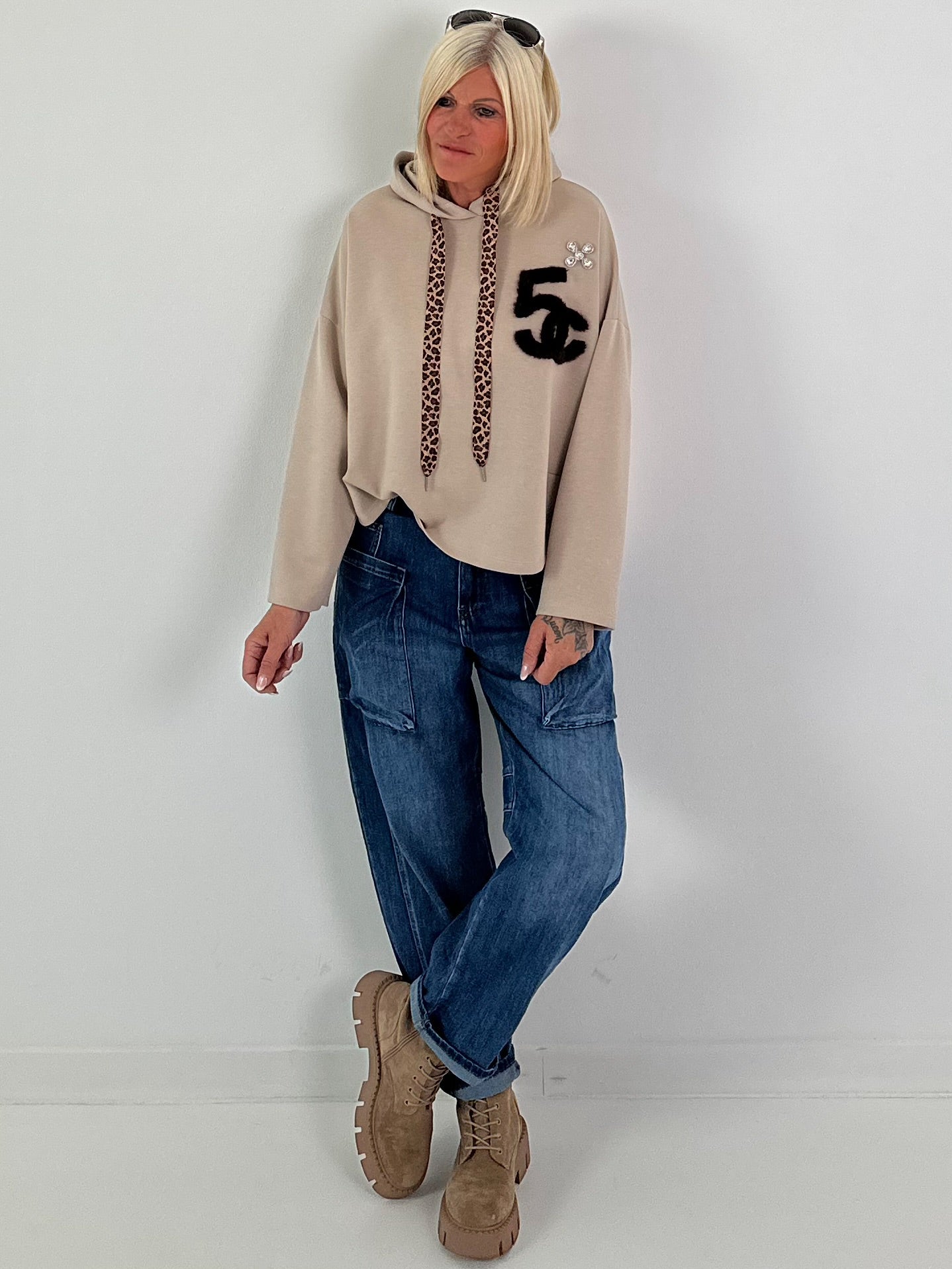 Hoodie mit Leo Bändchen und Teddyplüsch Print - beige