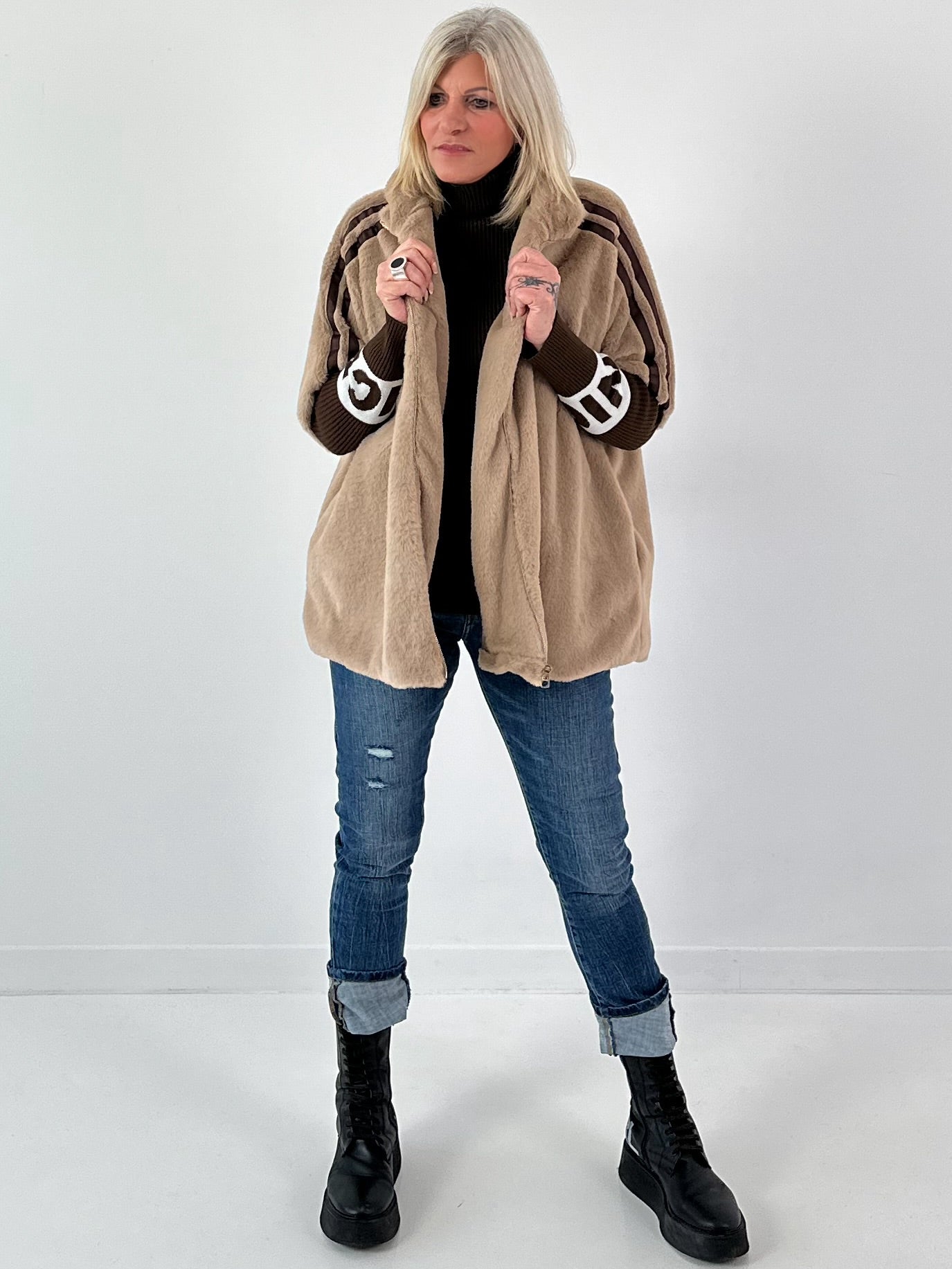 Bontjas met gebreide mouwen, model "Fluffline" - taupe