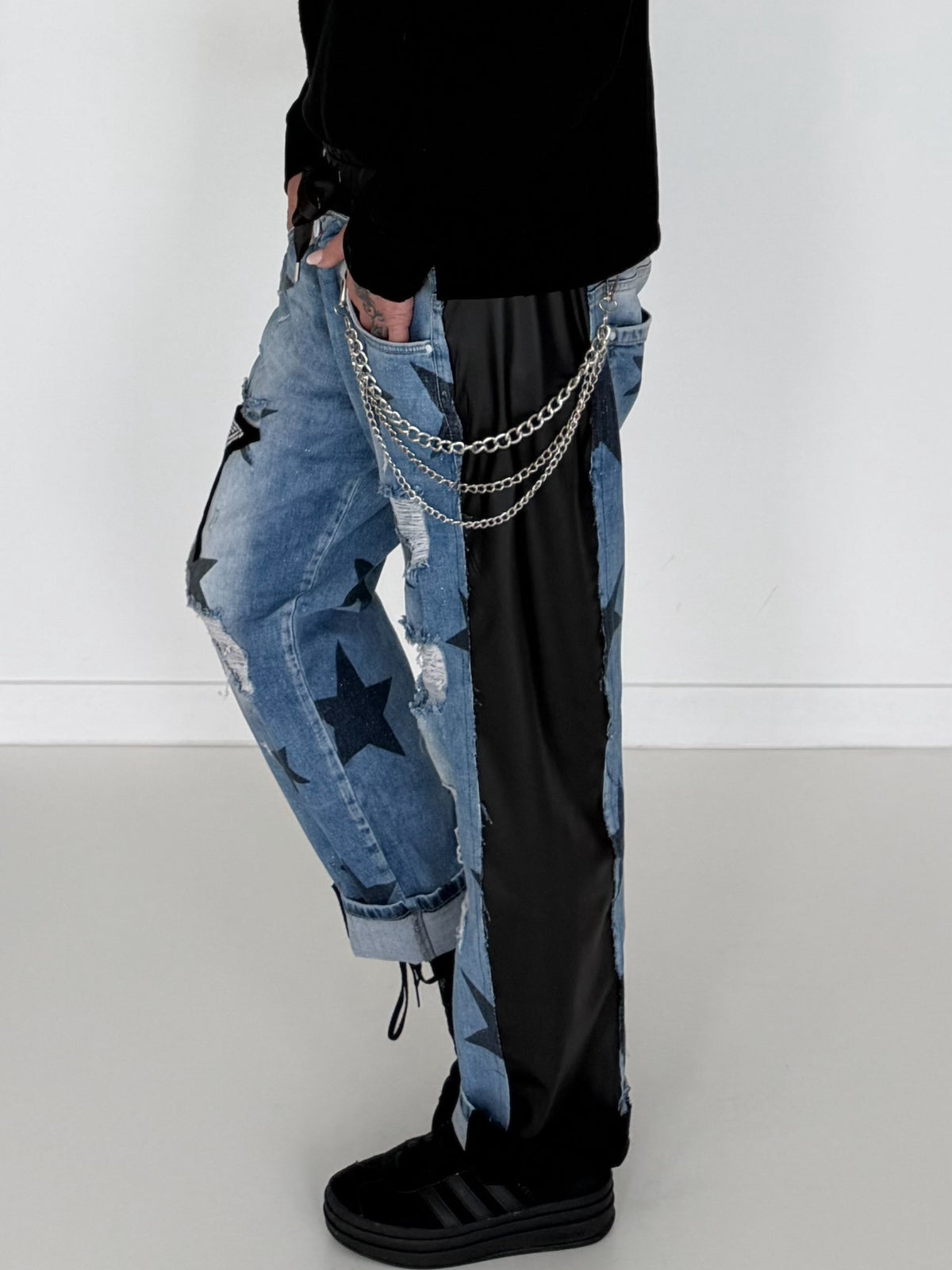 Boyfriend Jeans mit allover Sternen-Print und Ledereinsätzen - schwarz-denim