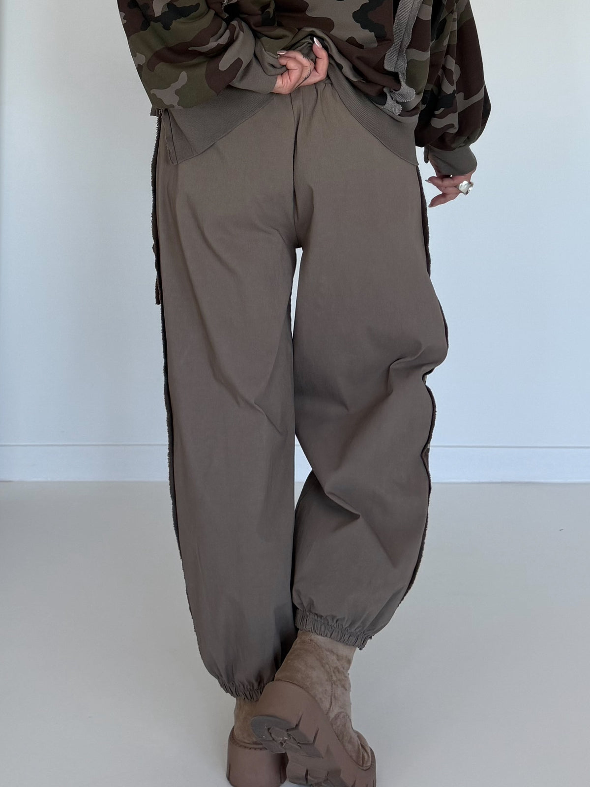Hose mit City-Statement-Print - taupe