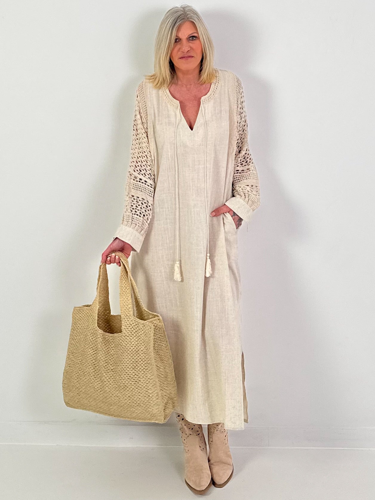 Leinen Kleid mit Häkeleinsätzen - beige