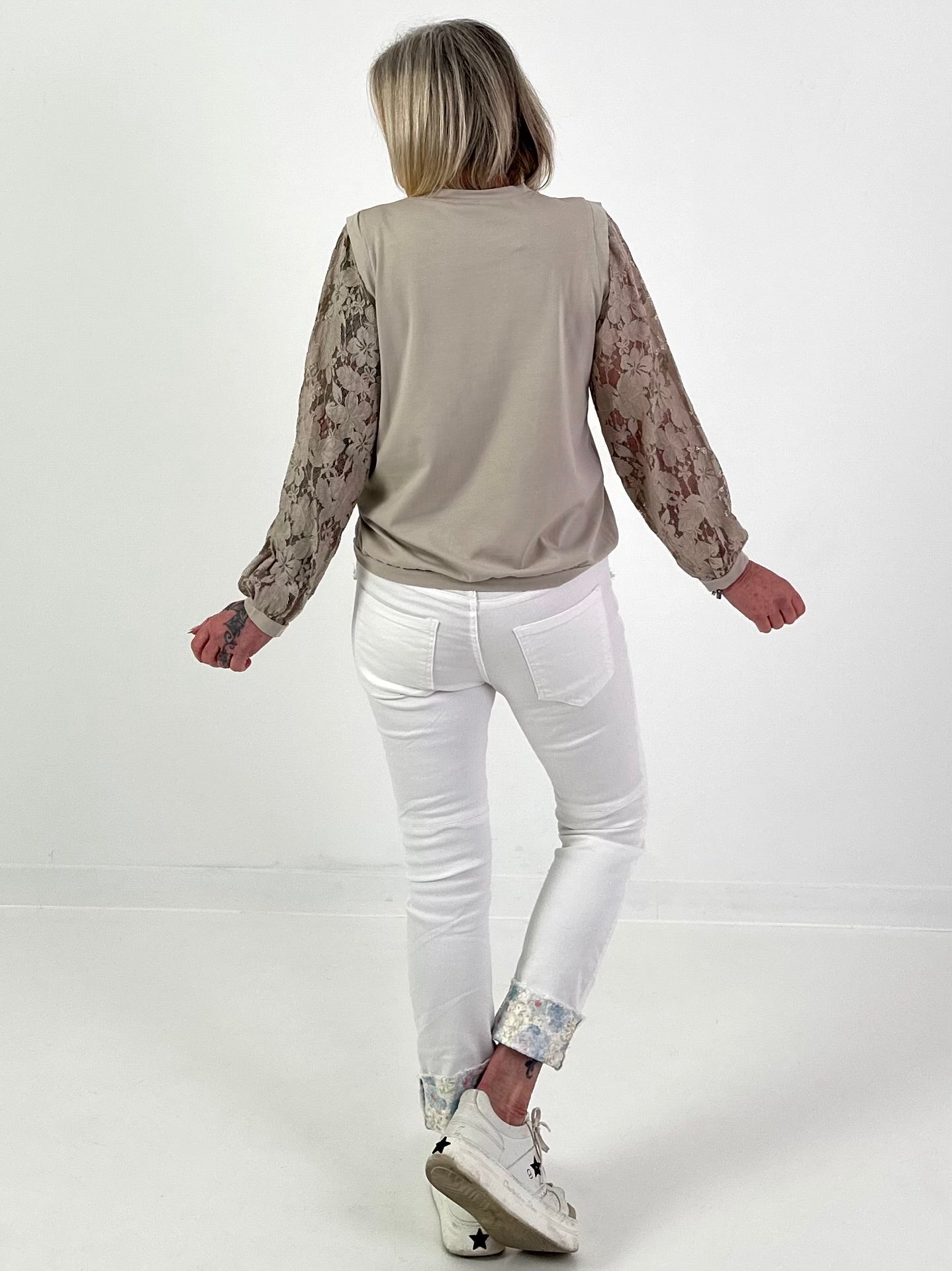 Leichter Sweater mit Spitzenärmeln - beige