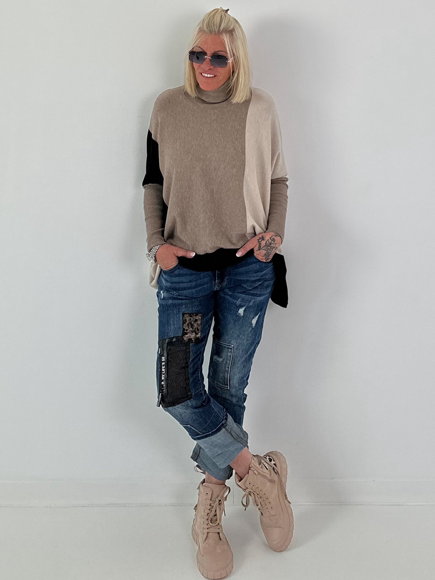 Oversized fijngebreide trui met stulpzakken – beige-taupe-zwart
