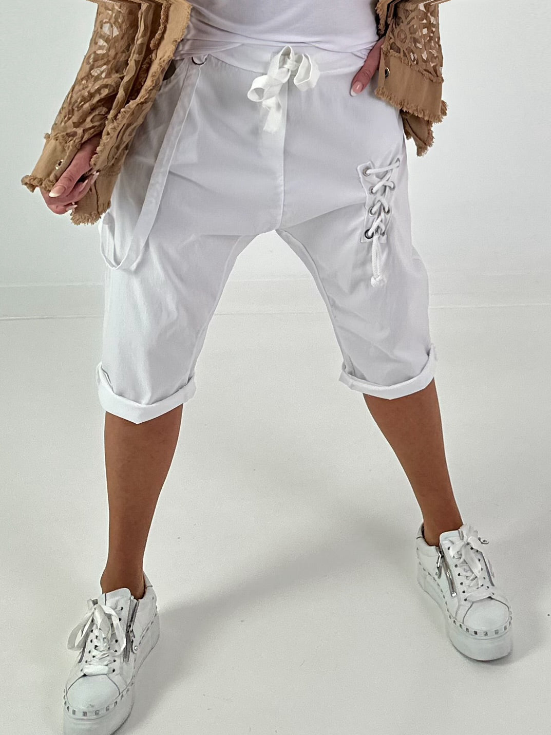 Baggy Short mit Schnürdetail - weiss