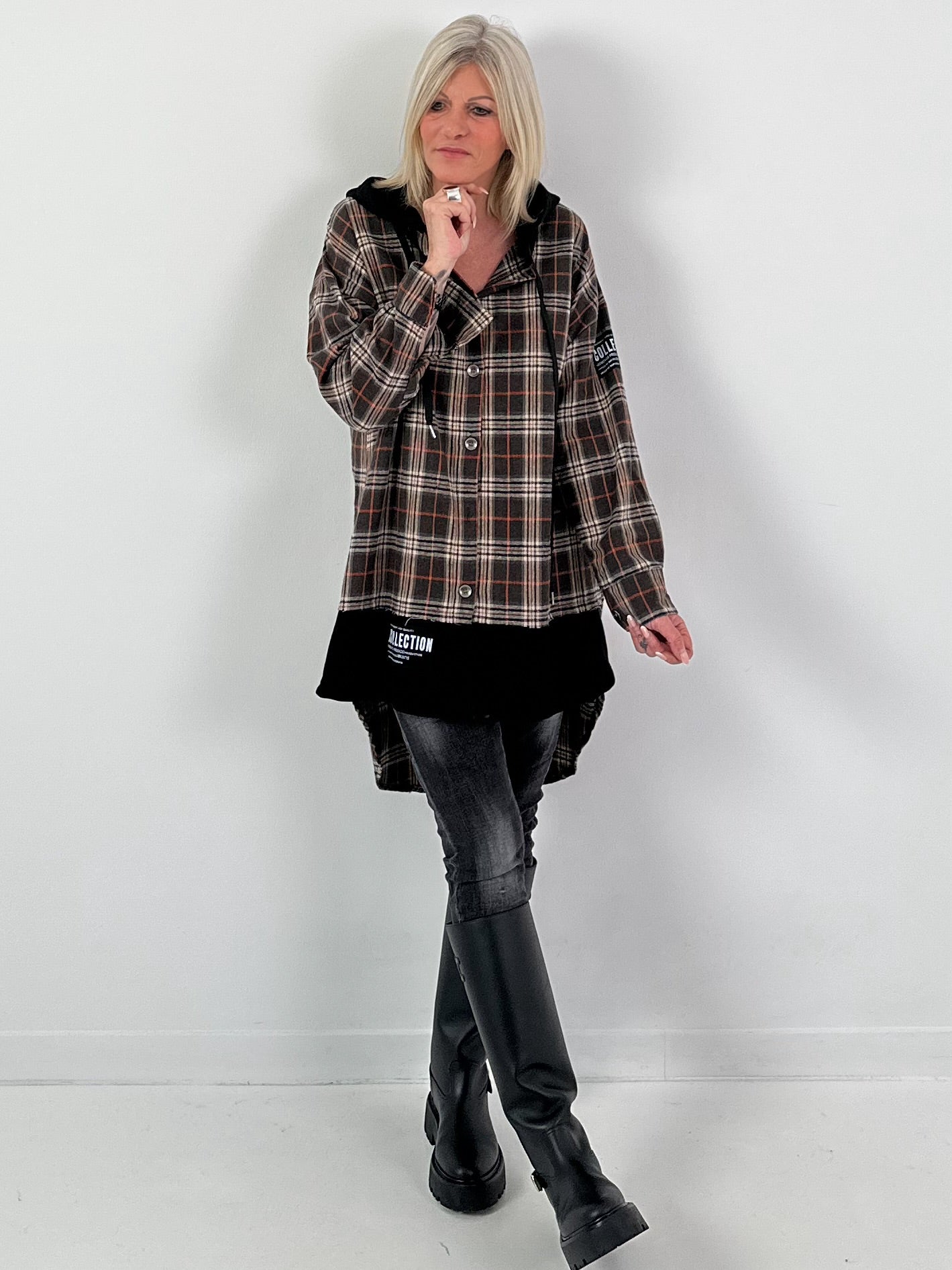Geruite capuchonjas, model "Plaid Edit" - bruin-veelkleurig