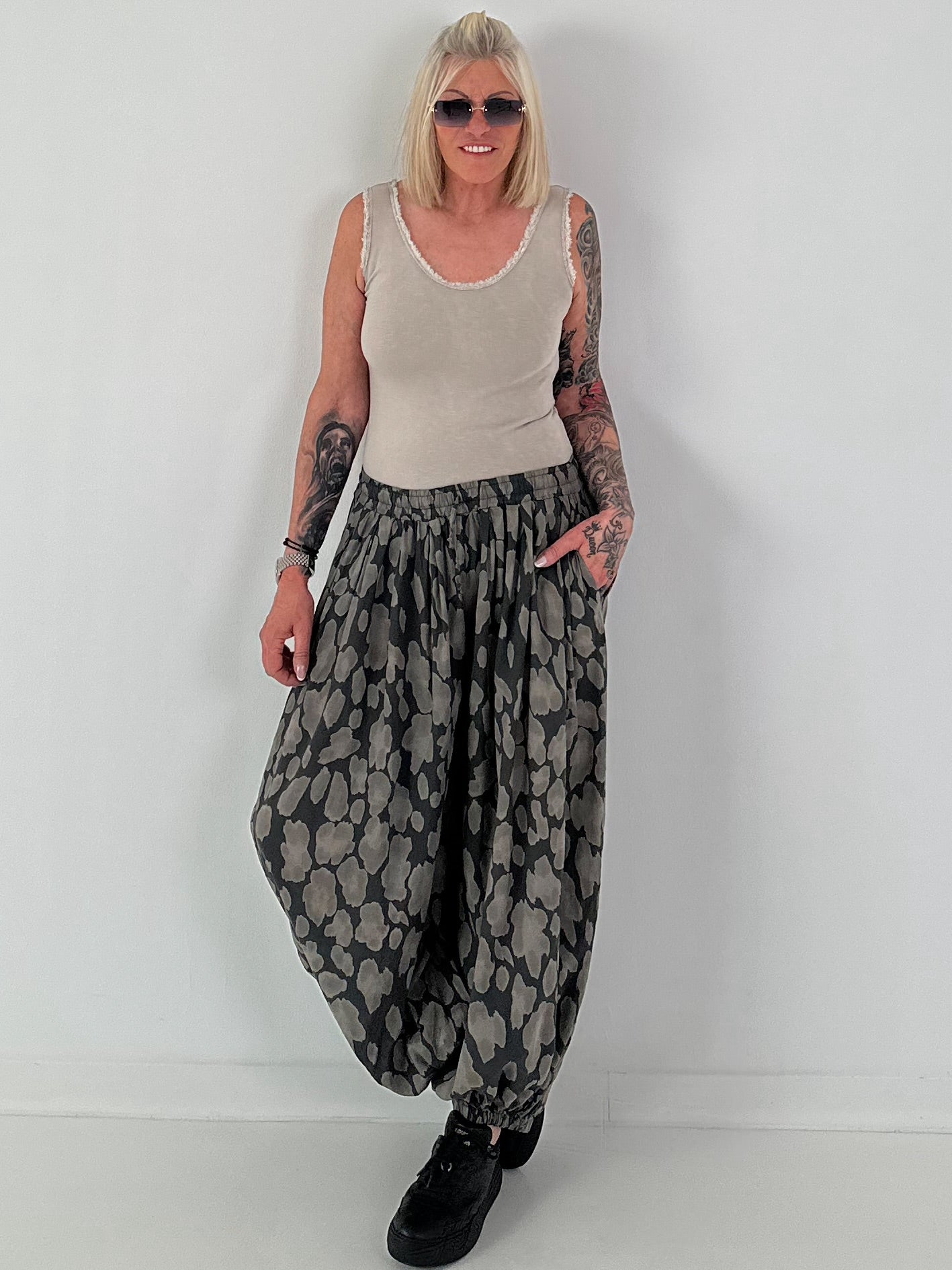 Leichte Pumphose mit stylischem Print  - anthrazit - mehrfarbig