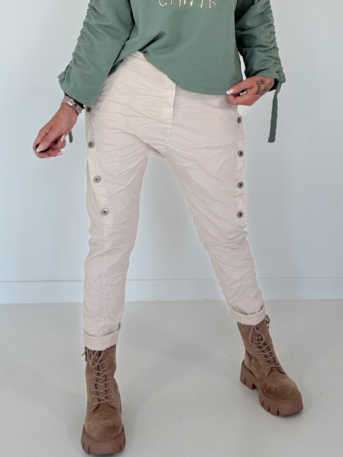 Hose mit elastischem Bund und seitlichen Knopfleisten - beige