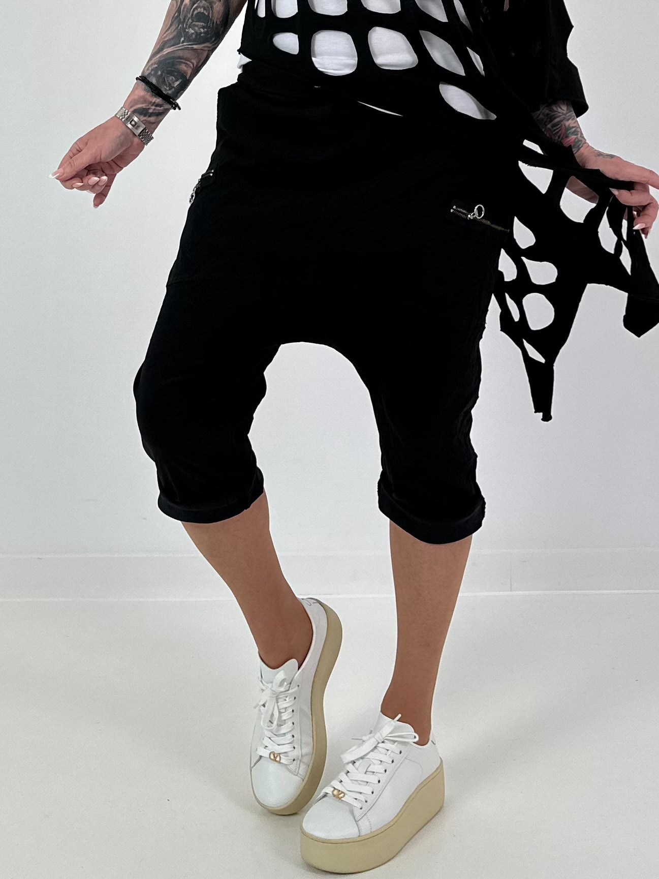 Kurze Baggy mit Zipper Details - schwarz