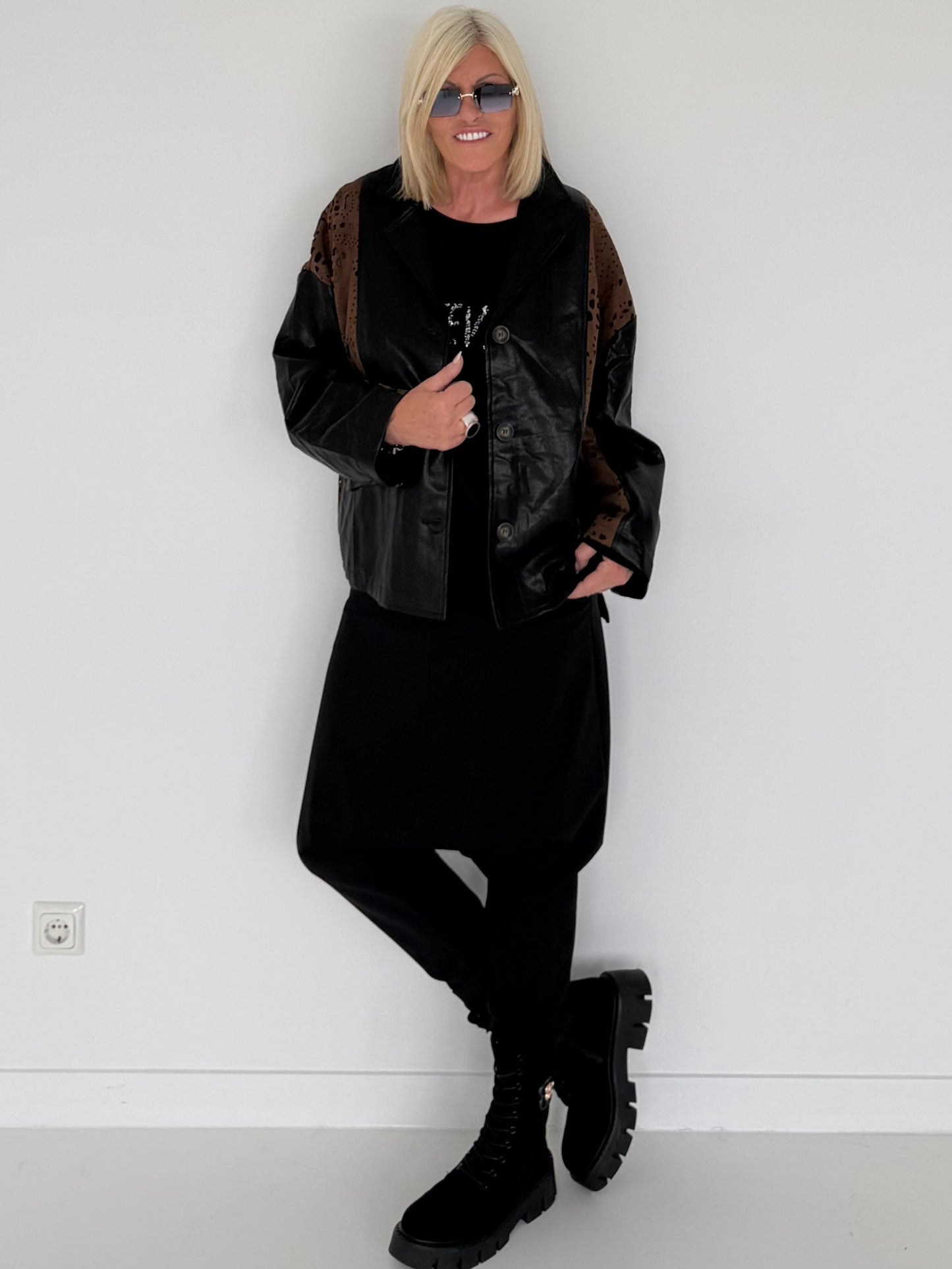 Jacke in Lederoptik mit Cut-Out Muster - schwarz-camel