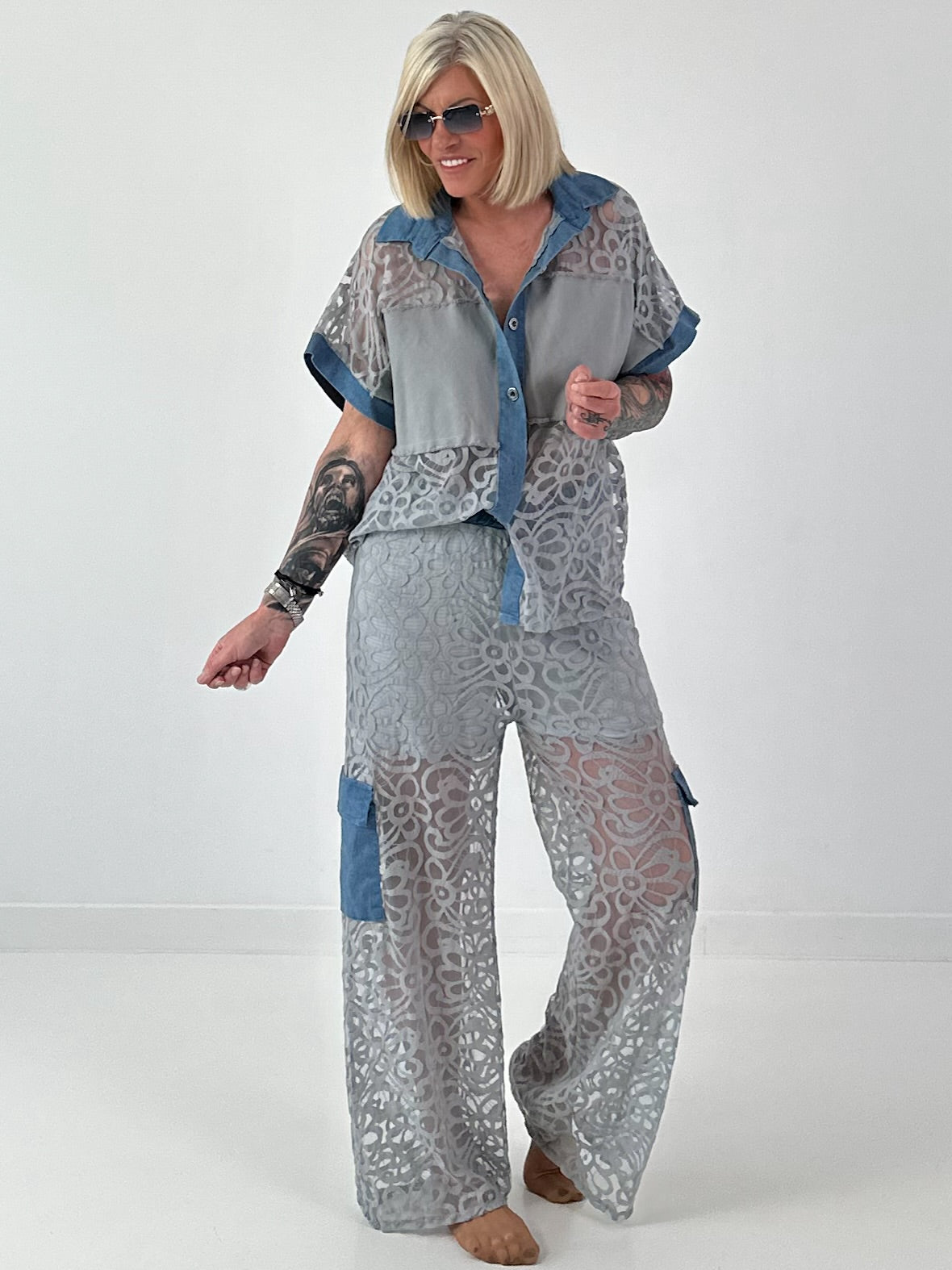 Ausgefallener Zweiteiler mit aufwendigen Denim Details- grau