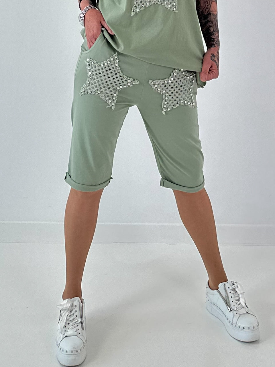 Sweat Short mit Häkelstern und  Nieten - khaki
