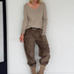 Geribd T-shirt met gerafelde V-hals - beige
