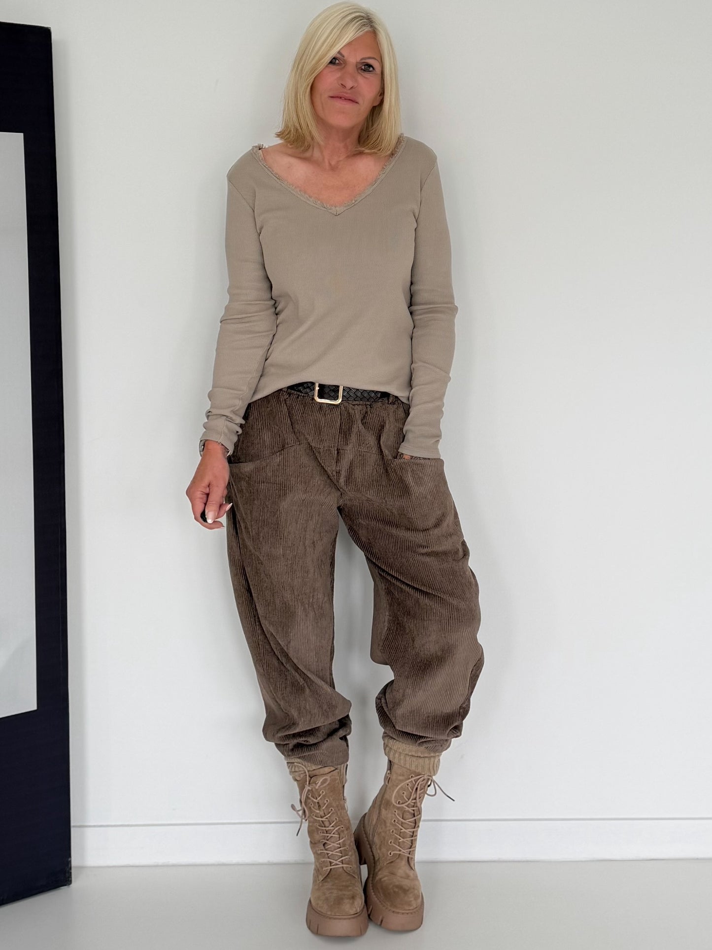 Geribd T-shirt met gerafelde V-hals - beige