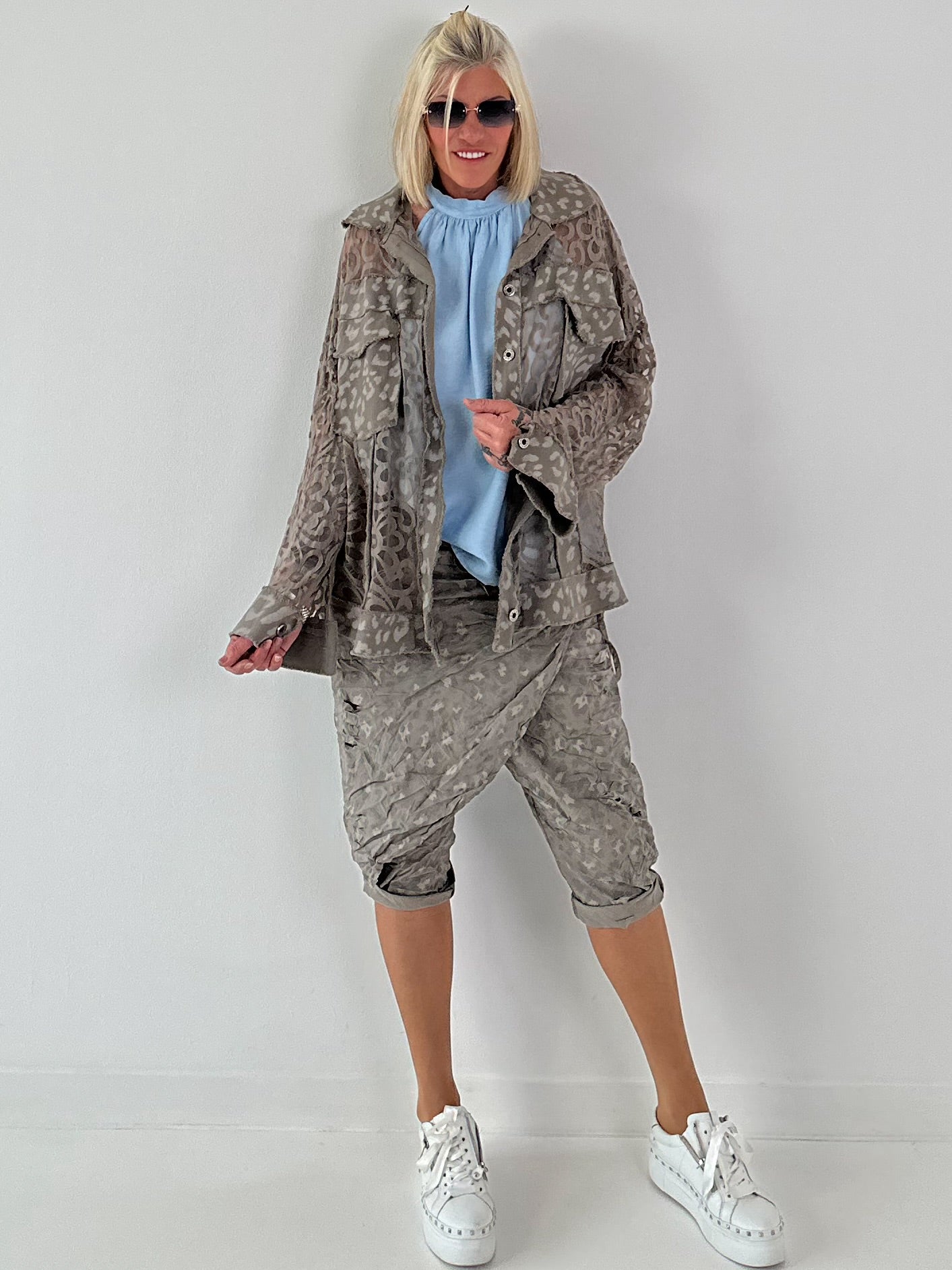 Jeansjacke mit Leo und floralem Netzeinsatz - taupe