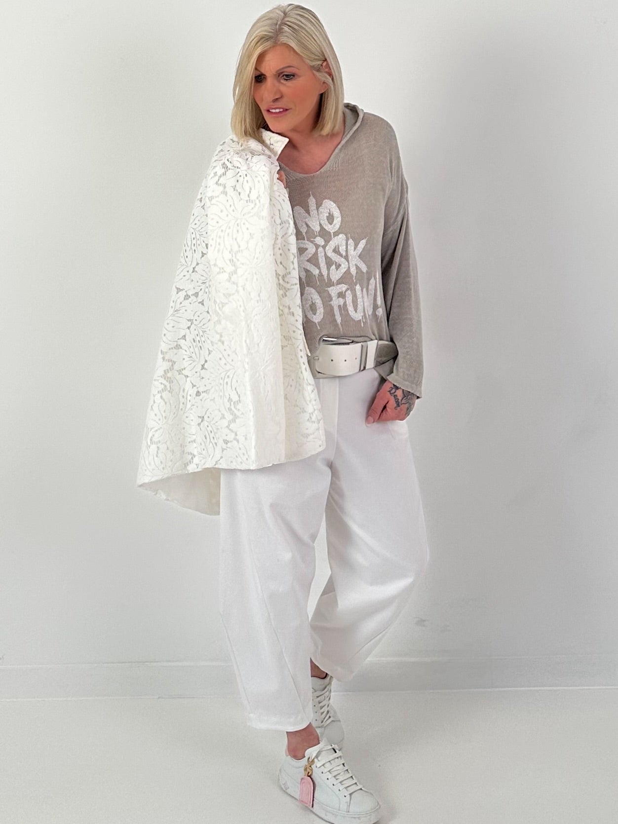 Leichter Strickpulli mit Kapuze No Risk No Fun - beige