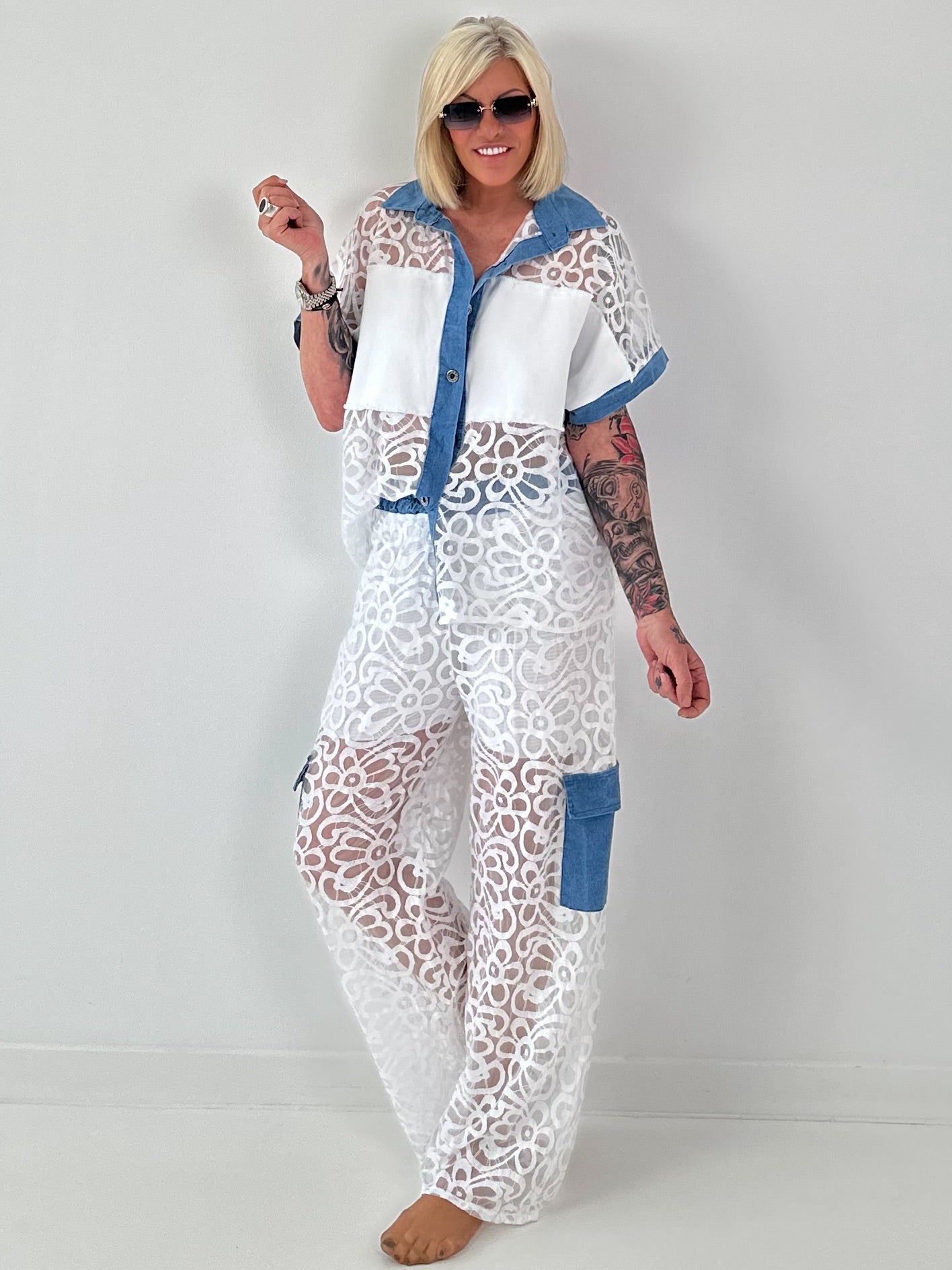 Ausgefallener Zweiteiler mit aufwendigen Denim Details- weiss