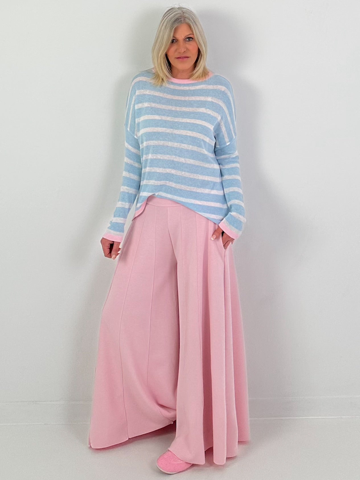 Leichter Pullover mit Streifen - hellblau-weiss