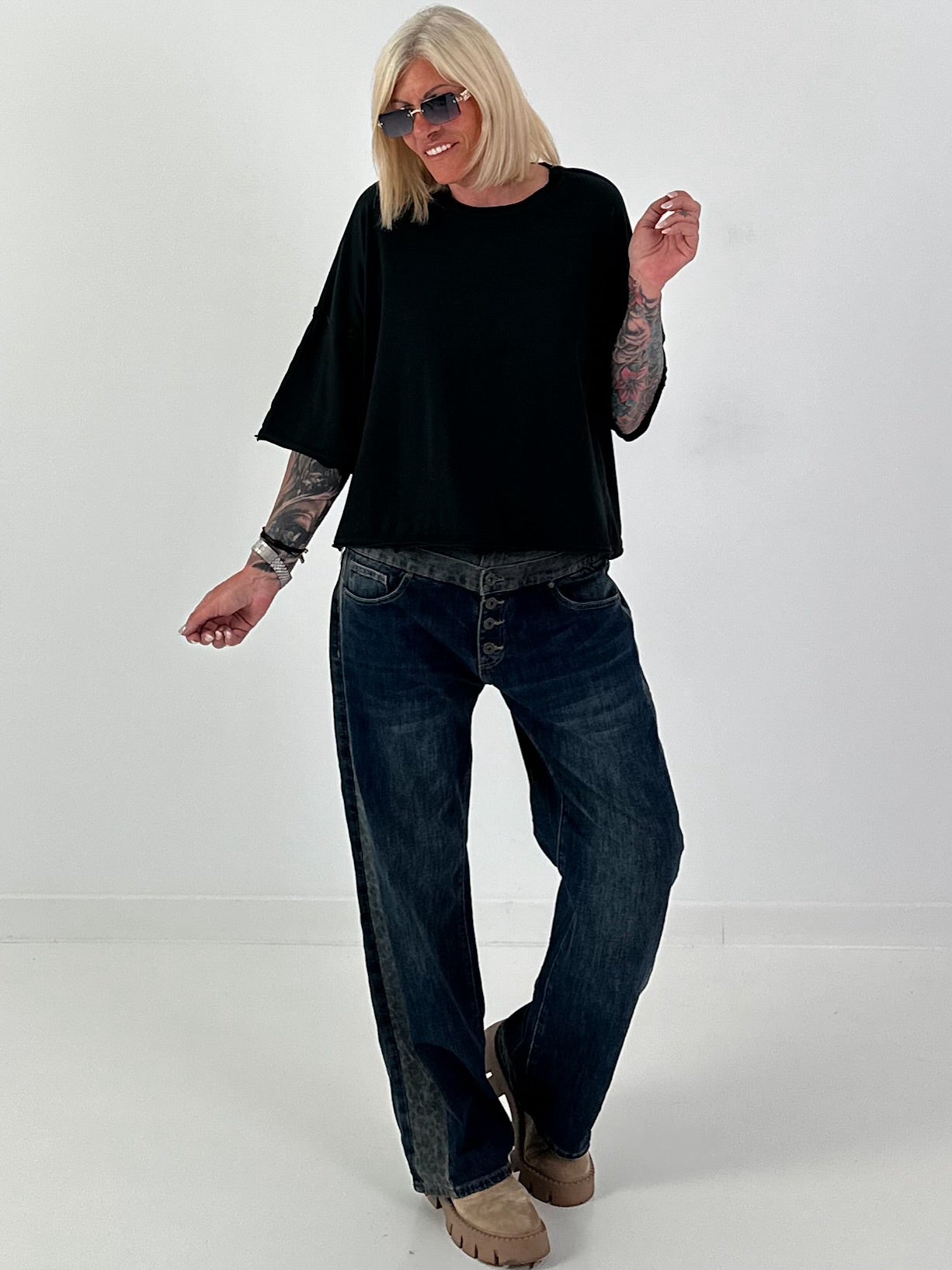 Short-sleeved shirt with stylish exposed seams - black