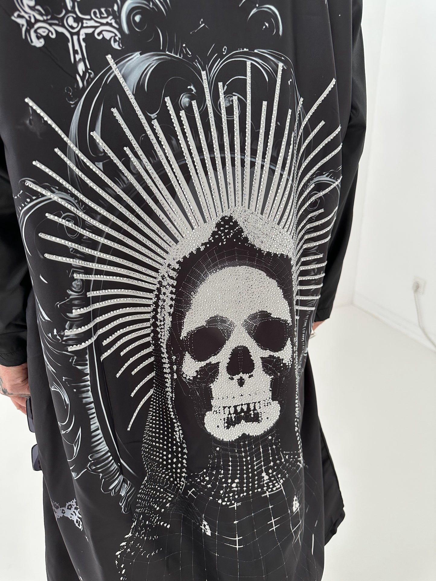 Edler Mantel mit Kapuze und großem Rückenprint  - schwarz - mehrfarbig