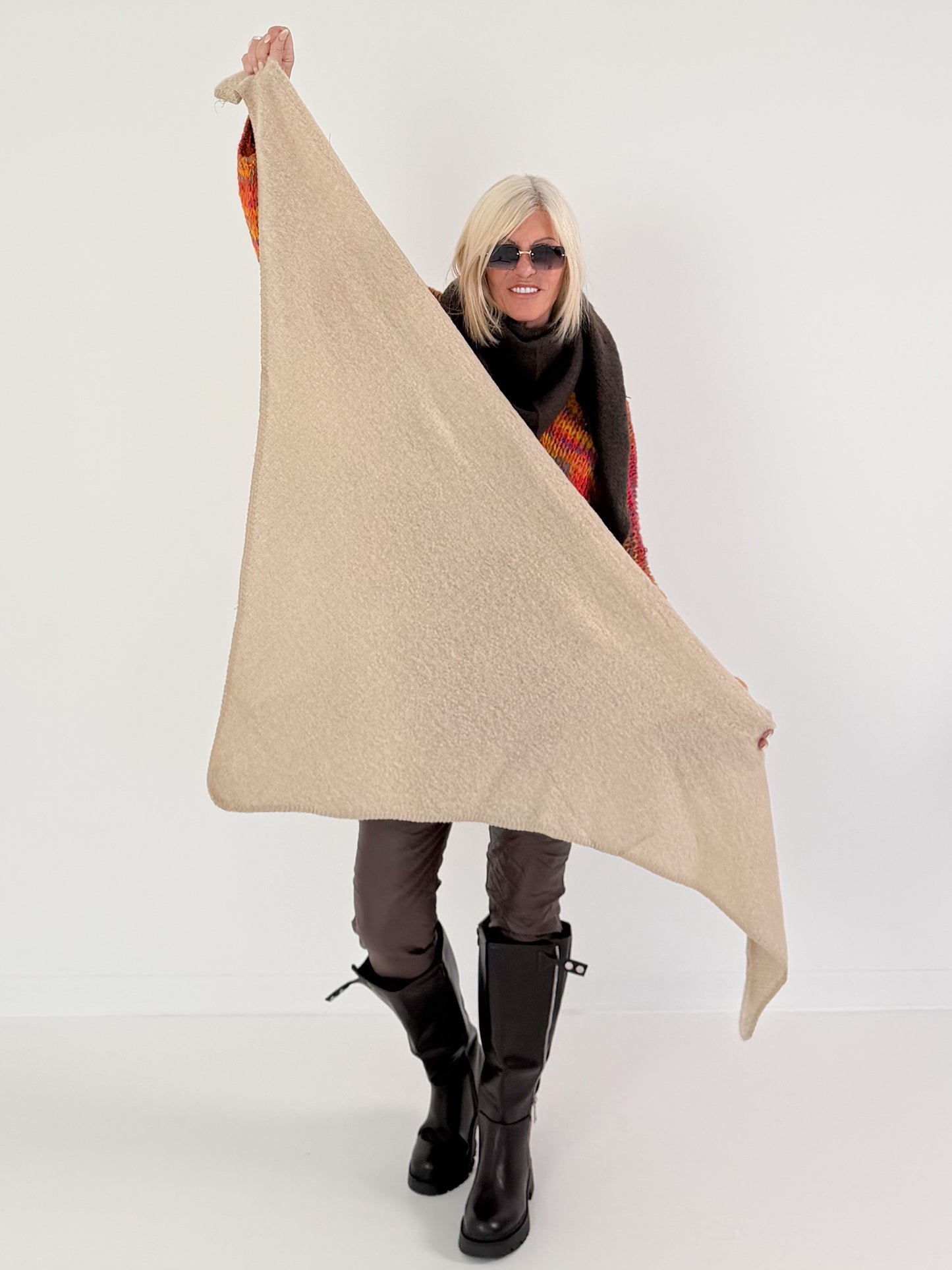 Kuschelige driehoekssjaal - beige