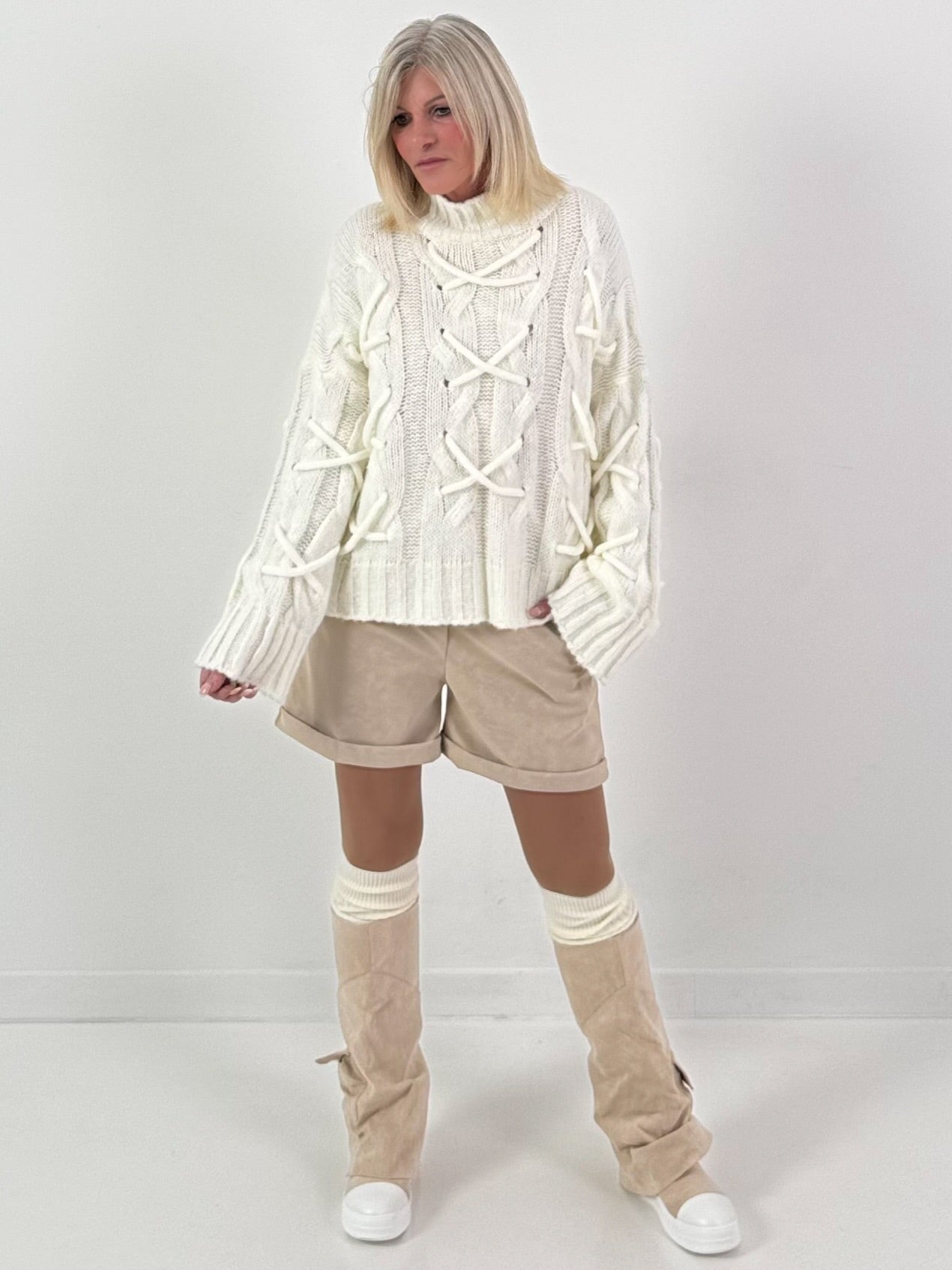 Trui model "Cozy Lace-Up" - ecru