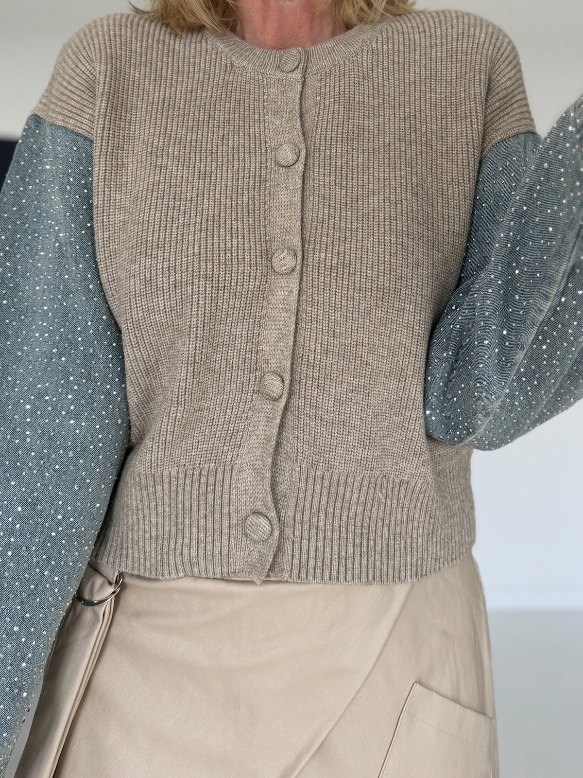 Strickjacke mit strassbesetzten Denim-Ärmeln - beige-denim