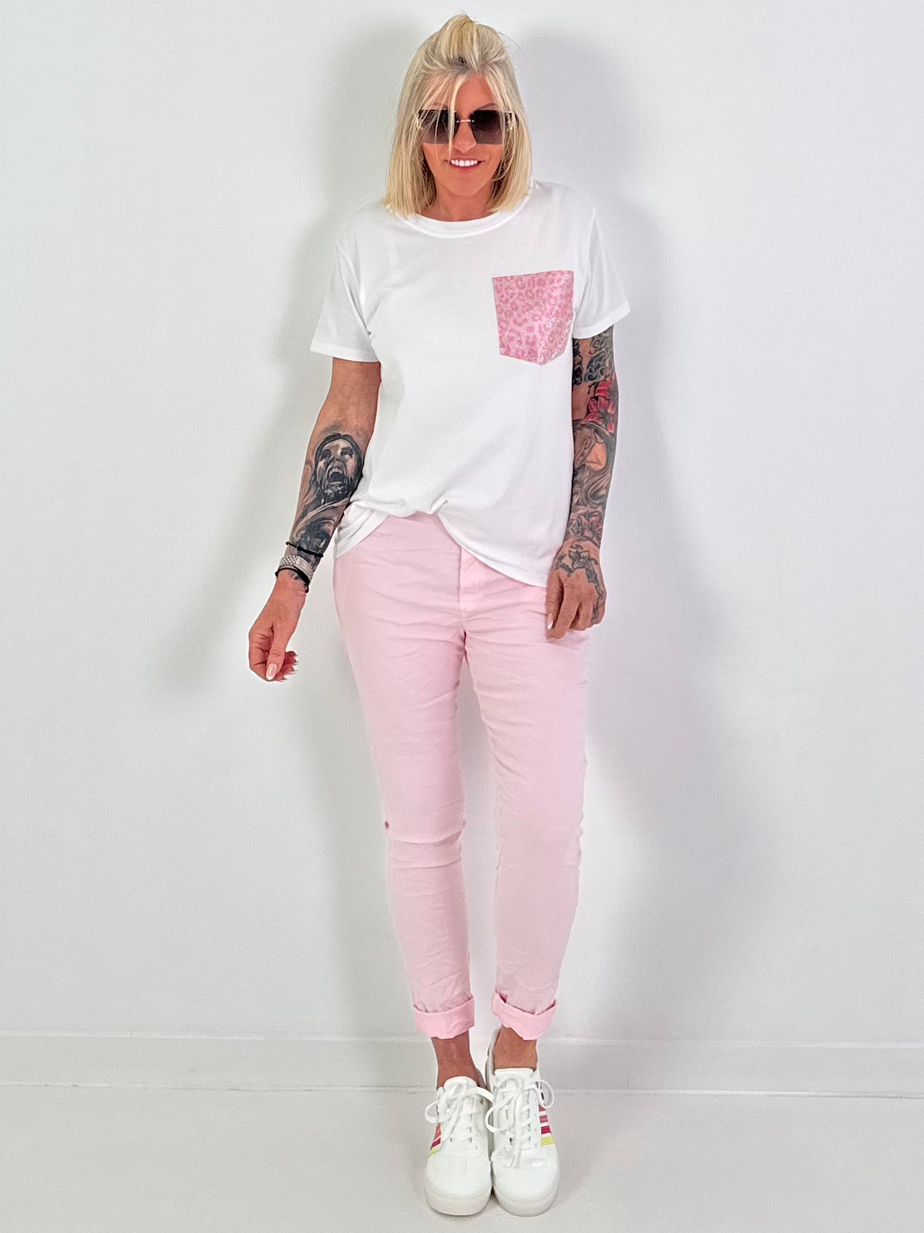 T-shirt with sequin leopard patch - white-pink