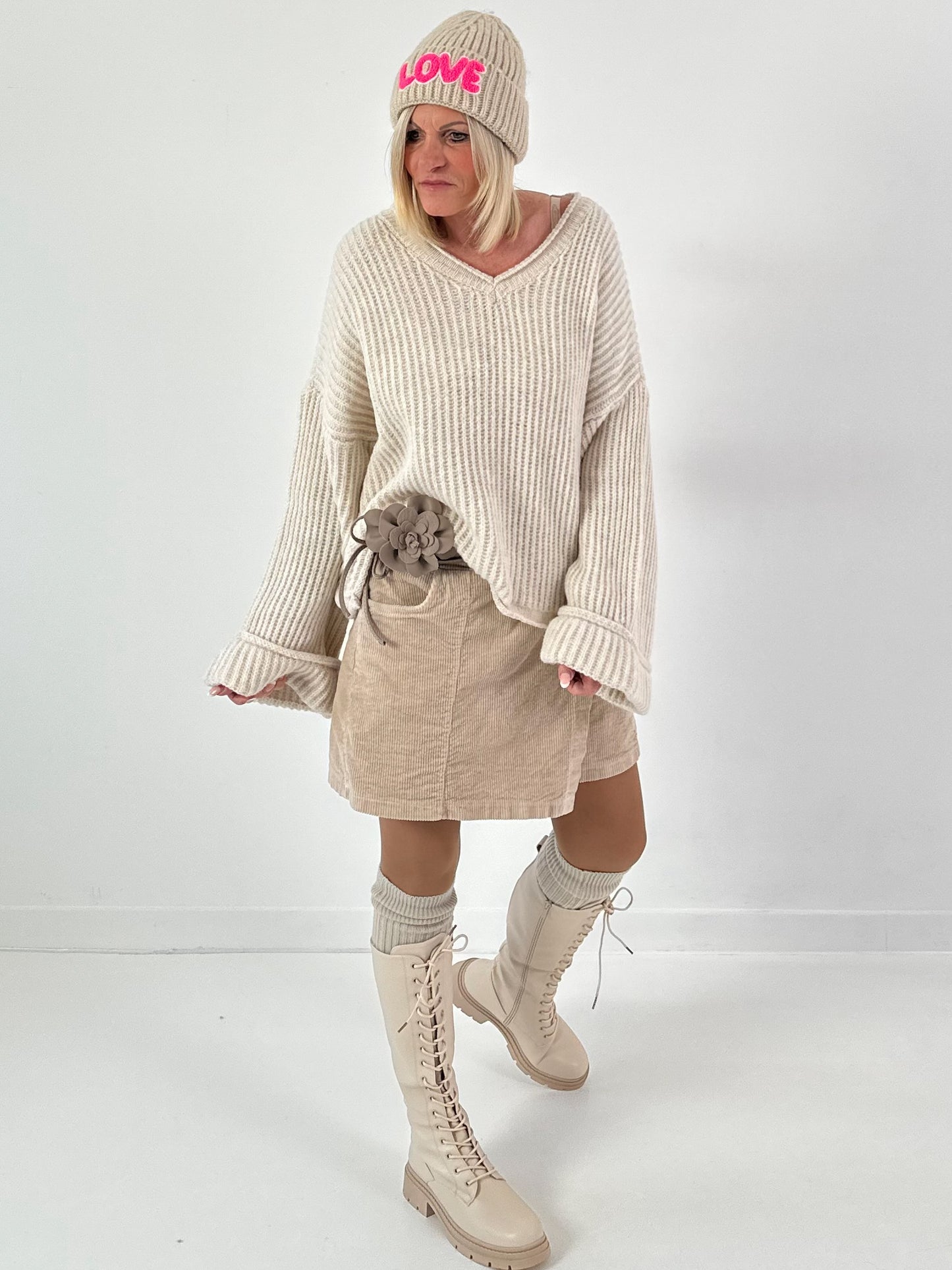 V-hals trui met wijde mouwen, model "Soft Horizon" - beige