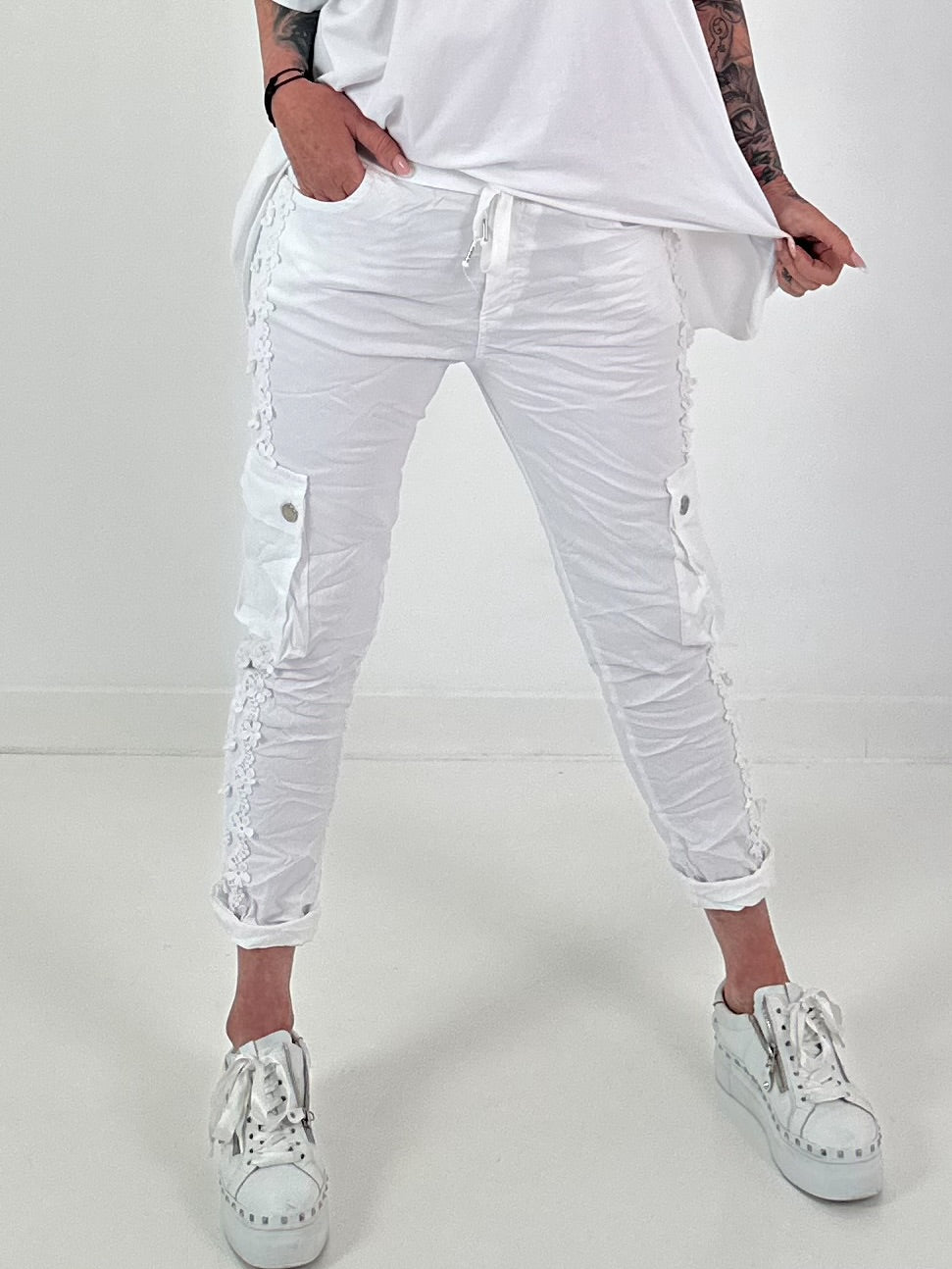 Trousers with crocheted flowers and patch pockets - white