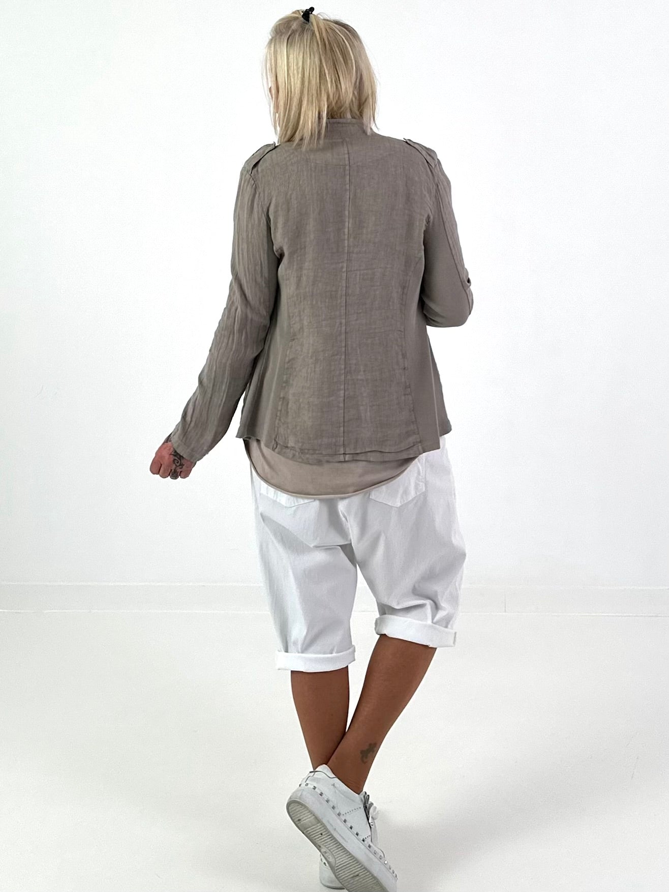 Leinen Blazer mit Zierknöpfen und Ripp-Details - taupe