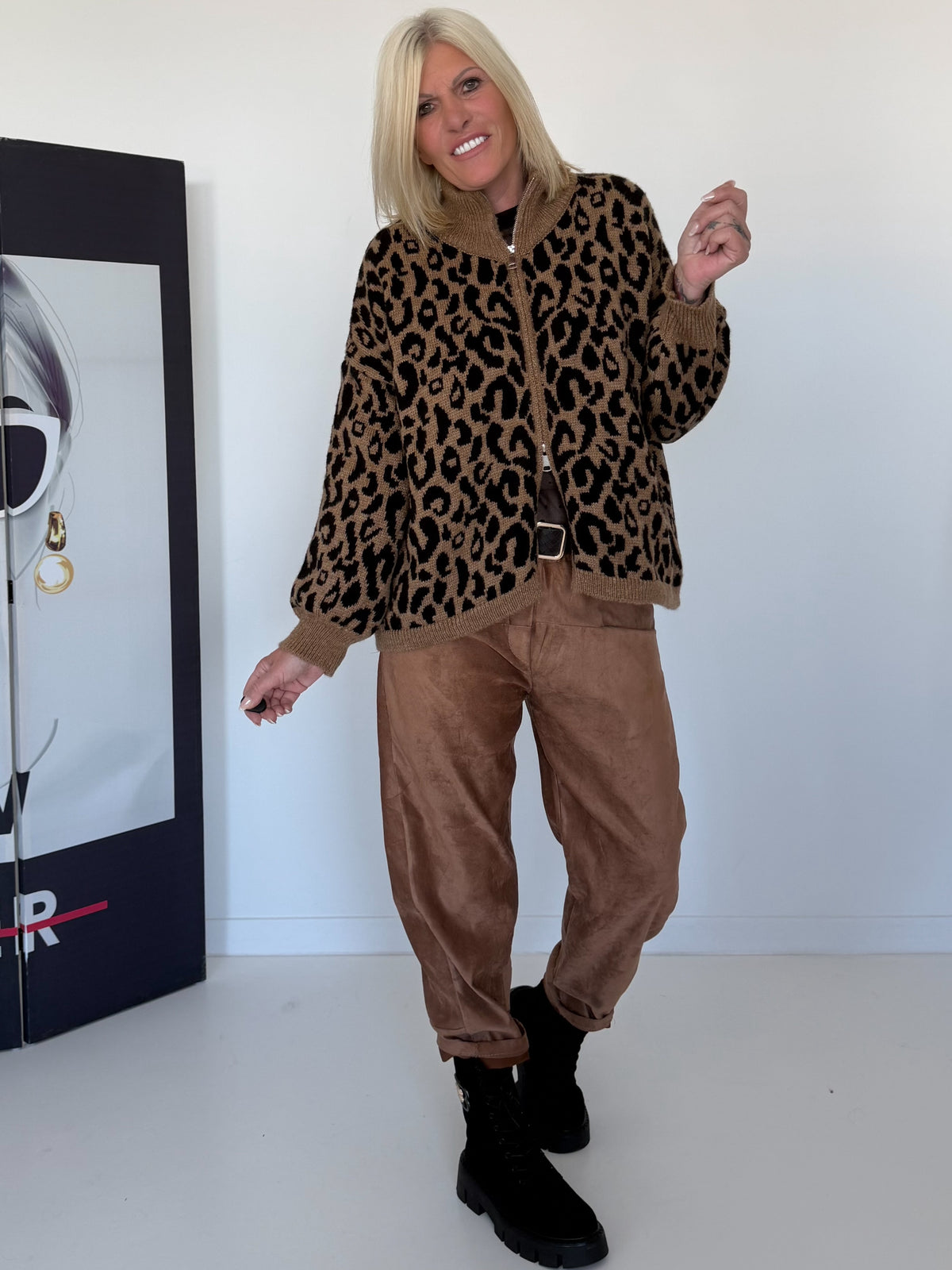 Strickjacke im Leo-Style - camel-schwarz