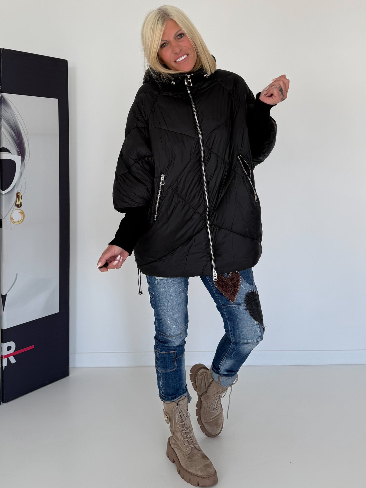 Oversized Steppjacke mit Stulpenärmeln und Kapuze - schwarz