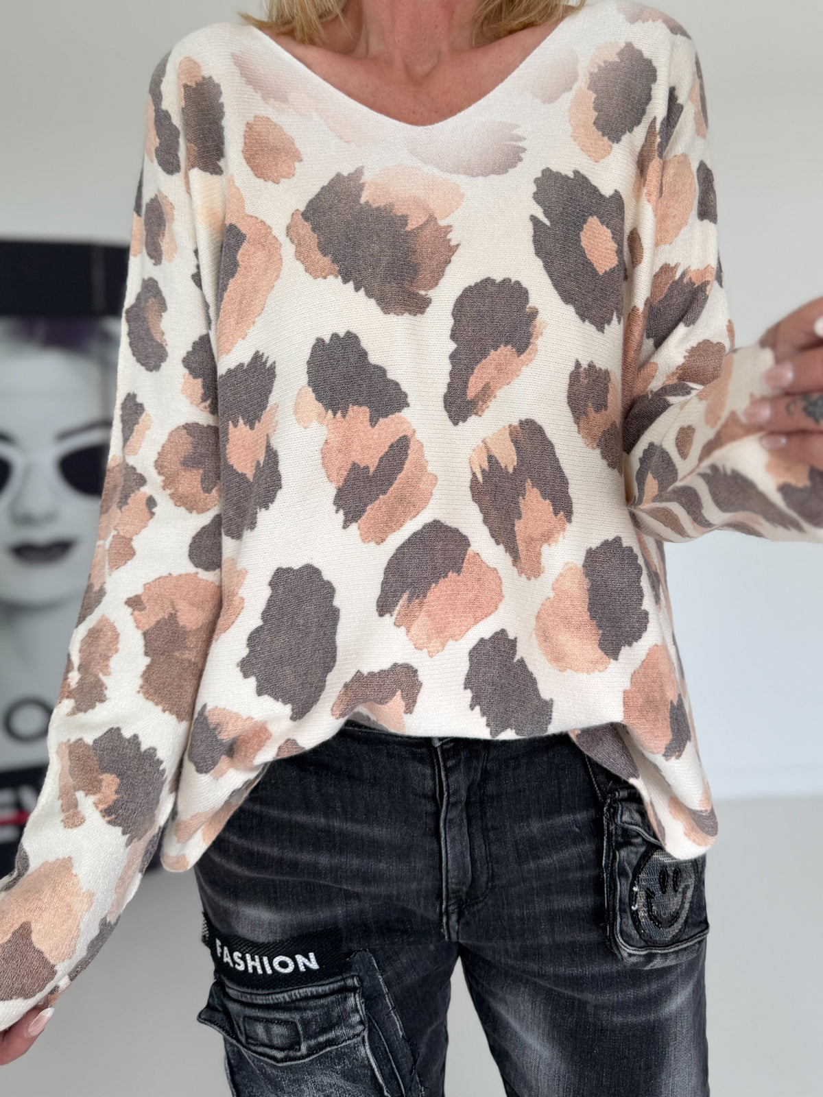 Pullover mit V-Ausschnitt und Leo-Print - leo-mokka
