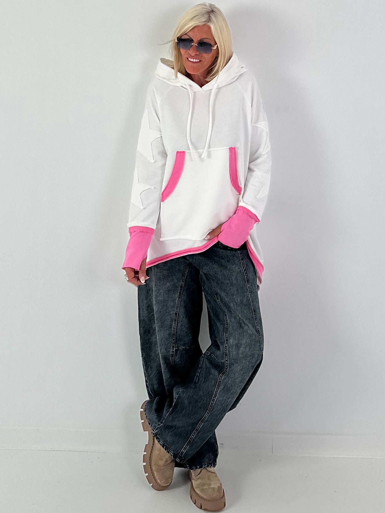Lässiger Long Hoodie mit Daumenloch und trendigen Sternenelementen - weiss